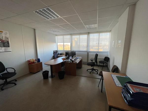 Bureaux à louer à Osny rénovation prévue et accès immédiat autoroute