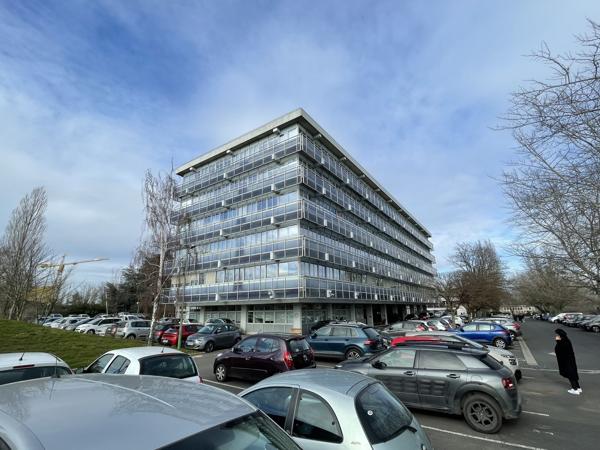 Bureaux à louer à Osny rénovation prévue et accès immédiat autoroute