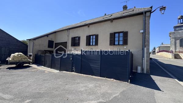 🏘️Dans le charmant village de Viel St Remy , découvrez cette maison a très fort potentiel à rénover🏘️

👉🏿L'entrée dessert:
. Cuisine équipée
. Très grand séjour avec accès cave et chaufferie.

👉🏿A l'étage:

. Suite parentale avec wc , salle de bain ( baignoire et douche ) 

👉🏿Montons quelques marches et accédons alors à:

. Un atelier ( ou chambre atypique ) 
. Deux grandes chambres dont une avec un dressing de plus de 20m²
. Deux autres pièces a fort potentiel pouvant être deux chambres supplémentaires.

👉🏿Coté extérieur:

. Une terrasse
. Une cuisine d'été
. Un abris
. Une joli terrain composé d'arbres et végétaux.
. Un atelier
. Une grange a très fort potentiel.

Chauffage fioul
Assainissement individuel non conforme