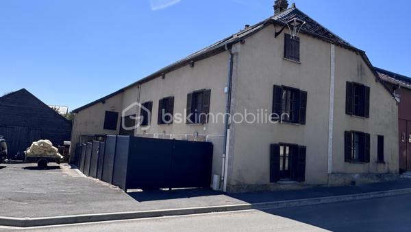 🏘️Dans le charmant village de Viel St Remy , découvrez cette maison a très fort potentiel à rénover🏘️

👉🏿L'entrée dessert:
. Cuisine équipée
. Très grand séjour avec accès cave et chaufferie.

👉🏿A l'étage:

. Suite parentale avec wc , salle de bain ( baignoire et douche ) 

👉🏿Montons quelques marches et accédons alors à:

. Un atelier ( ou chambre atypique ) 
. Deux grandes chambres dont une avec un dressing de plus de 20m²
. Deux autres pièces a fort potentiel pouvant être deux chambres supplémentaires.

👉🏿Coté extérieur:

. Une terrasse
. Une cuisine d'été
. Un abris
. Une joli terrain composé d'arbres et végétaux.
. Un atelier
. Une grange a très fort potentiel.

Chauffage fioul
Assainissement individuel non conforme