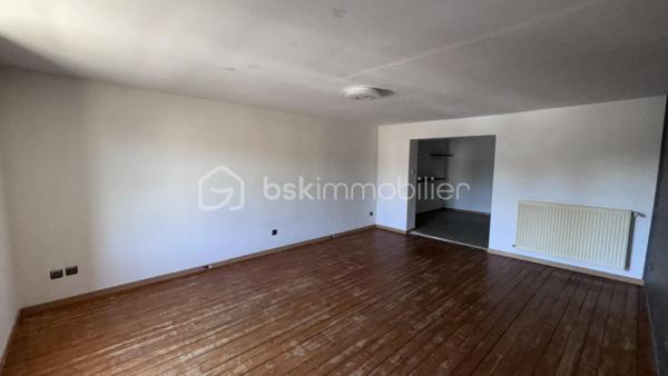 🏘️Dans le charmant village de Viel St Remy , découvrez cette maison a très fort potentiel à rénover🏘️

👉🏿L'entrée dessert:
. Cuisine équipée
. Très grand séjour avec accès cave et chaufferie.

👉🏿A l'étage:

. Suite parentale avec wc , salle de bain ( baignoire et douche ) 

👉🏿Montons quelques marches et accédons alors à:

. Un atelier ( ou chambre atypique ) 
. Deux grandes chambres dont une avec un dressing de plus de 20m²
. Deux autres pièces a fort potentiel pouvant être deux chambres supplémentaires.

👉🏿Coté extérieur:

. Une terrasse
. Une cuisine d'été
. Un abris
. Une joli terrain composé d'arbres et végétaux.
. Un atelier
. Une grange a très fort potentiel.

Chauffage fioul
Assainissement individuel non conforme
