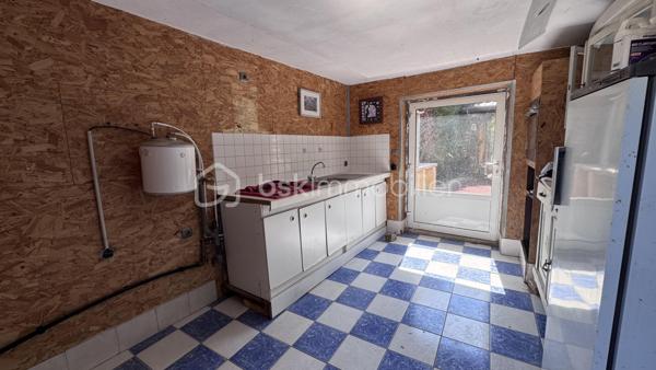 🏘️Dans le charmant village de Viel St Remy , découvrez cette maison a très fort potentiel à rénover🏘️

👉🏿L'entrée dessert:
. Cuisine équipée
. Très grand séjour avec accès cave et chaufferie.

👉🏿A l'étage:

. Suite parentale avec wc , salle de bain ( baignoire et douche ) 

👉🏿Montons quelques marches et accédons alors à:

. Un atelier ( ou chambre atypique ) 
. Deux grandes chambres dont une avec un dressing de plus de 20m²
. Deux autres pièces a fort potentiel pouvant être deux chambres supplémentaires.

👉🏿Coté extérieur:

. Une terrasse
. Une cuisine d'été
. Un abris
. Une joli terrain composé d'arbres et végétaux.
. Un atelier
. Une grange a très fort potentiel.

Chauffage fioul
Assainissement individuel non conforme