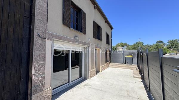 🏘️Dans le charmant village de Viel St Remy , découvrez cette maison a très fort potentiel à rénover🏘️

👉🏿L'entrée dessert:
. Cuisine équipée
. Très grand séjour avec accès cave et chaufferie.

👉🏿A l'étage:

. Suite parentale avec wc , salle de bain ( baignoire et douche ) 

👉🏿Montons quelques marches et accédons alors à:

. Un atelier ( ou chambre atypique ) 
. Deux grandes chambres dont une avec un dressing de plus de 20m²
. Deux autres pièces a fort potentiel pouvant être deux chambres supplémentaires.

👉🏿Coté extérieur:

. Une terrasse
. Une cuisine d'été
. Un abris
. Une joli terrain composé d'arbres et végétaux.
. Un atelier
. Une grange a très fort potentiel.

Chauffage fioul
Assainissement individuel non conforme
