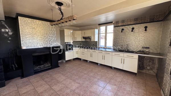 🏘️Dans le charmant village de Viel St Remy , découvrez cette maison a très fort potentiel à rénover🏘️

👉🏿L'entrée dessert:
. Cuisine équipée
. Très grand séjour avec accès cave et chaufferie.

👉🏿A l'étage:

. Suite parentale avec wc , salle de bain ( baignoire et douche ) 

👉🏿Montons quelques marches et accédons alors à:

. Un atelier ( ou chambre atypique ) 
. Deux grandes chambres dont une avec un dressing de plus de 20m²
. Deux autres pièces a fort potentiel pouvant être deux chambres supplémentaires.

👉🏿Coté extérieur:

. Une terrasse
. Une cuisine d'été
. Un abris
. Une joli terrain composé d'arbres et végétaux.
. Un atelier
. Une grange a très fort potentiel.

Chauffage fioul
Assainissement individuel non conforme