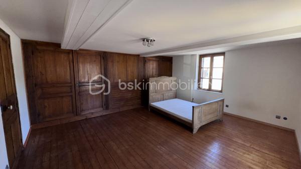 🏘️Dans le charmant village de Viel St Remy , découvrez cette maison a très fort potentiel à rénover🏘️

👉🏿L'entrée dessert:
. Cuisine équipée
. Très grand séjour avec accès cave et chaufferie.

👉🏿A l'étage:

. Suite parentale avec wc , salle de bain ( baignoire et douche ) 

👉🏿Montons quelques marches et accédons alors à:

. Un atelier ( ou chambre atypique ) 
. Deux grandes chambres dont une avec un dressing de plus de 20m²
. Deux autres pièces a fort potentiel pouvant être deux chambres supplémentaires.

👉🏿Coté extérieur:

. Une terrasse
. Une cuisine d'été
. Un abris
. Une joli terrain composé d'arbres et végétaux.
. Un atelier
. Une grange a très fort potentiel.

Chauffage fioul
Assainissement individuel non conforme