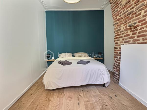 À seulement quelques minutes du Château Fort de Sedan et du futur casino, découvrez cet immeuble de rapport composé de 4 appartements, offrant un potentiel de rentabilité exceptionnel.

Les atouts :

Immeuble composé de 4 appartements
2 appartements exploités en location courte durée, générant à eux seuls (environ 36000€ de chiffres d’affaires annuels).

2 appartements supplémentaires à rénover pour développer encore le potentiel locatif
Vendu entièrement meublé, avec tout le mobilier, les équipements et l'organisation nécessaires pour poursuivre immédiatement l'activité de location courte durée
Taxe foncière : 2 000 €

Rentabilité :

Rentabilité brute :  18,46 %
Rentabilité nette (après taxe foncière) : 17,44 %

Prix : 195000 € FAI

Un investissement rare, générant des revenus immédiats tout en offrant un important potentiel de valorisation et d'augmentation du chiffre d'affaires.

Pour plus d'informations ou organiser une visite, contactez-moi sans attendre.