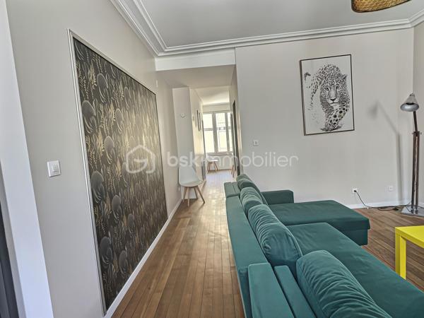 À seulement quelques minutes du Château Fort de Sedan et du futur casino, découvrez cet immeuble de rapport composé de 4 appartements, offrant un potentiel de rentabilité exceptionnel.

Les atouts :

Immeuble composé de 4 appartements
2 appartements exploités en location courte durée, générant à eux seuls (environ 36000€ de chiffres d’affaires annuels).

2 appartements supplémentaires à rénover pour développer encore le potentiel locatif
Vendu entièrement meublé, avec tout le mobilier, les équipements et l'organisation nécessaires pour poursuivre immédiatement l'activité de location courte durée
Taxe foncière : 2 000 €

Rentabilité :

Rentabilité brute :  18,46 %
Rentabilité nette (après taxe foncière) : 17,44 %

Prix : 195000 € FAI

Un investissement rare, générant des revenus immédiats tout en offrant un important potentiel de valorisation et d'augmentation du chiffre d'affaires.

Pour plus d'informations ou organiser une visite, contactez-moi sans attendre.