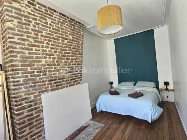 À seulement quelques minutes du Château Fort de Sedan et du futur casino, découvrez cet immeuble de rapport composé de 4 appartements, offrant un potentiel de rentabilité exceptionnel.

Les atouts :

Immeuble composé de 4 appartements
2 appartements exploités en location courte durée, générant à eux seuls (environ 36000€ de chiffres d’affaires annuels).

2 appartements supplémentaires à rénover pour développer encore le potentiel locatif
Vendu entièrement meublé, avec tout le mobilier, les équipements et l'organisation nécessaires pour poursuivre immédiatement l'activité de location courte durée
Taxe foncière : 2 000 €

Rentabilité :

Rentabilité brute :  18,46 %
Rentabilité nette (après taxe foncière) : 17,44 %

Prix : 195000 € FAI

Un investissement rare, générant des revenus immédiats tout en offrant un important potentiel de valorisation et d'augmentation du chiffre d'affaires.

Pour plus d'informations ou organiser une visite, contactez-moi sans attendre.