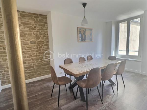 À seulement quelques minutes du Château Fort de Sedan et du futur casino, découvrez cet immeuble de rapport composé de 4 appartements, offrant un potentiel de rentabilité exceptionnel.

Les atouts :

Immeuble composé de 4 appartements
2 appartements exploités en location courte durée, générant à eux seuls (environ 36000€ de chiffres d’affaires annuels).

2 appartements supplémentaires à rénover pour développer encore le potentiel locatif
Vendu entièrement meublé, avec tout le mobilier, les équipements et l'organisation nécessaires pour poursuivre immédiatement l'activité de location courte durée
Taxe foncière : 2 000 €

Rentabilité :

Rentabilité brute :  18,46 %
Rentabilité nette (après taxe foncière) : 17,44 %

Prix : 195000 € FAI

Un investissement rare, générant des revenus immédiats tout en offrant un important potentiel de valorisation et d'augmentation du chiffre d'affaires.

Pour plus d'informations ou organiser une visite, contactez-moi sans attendre.