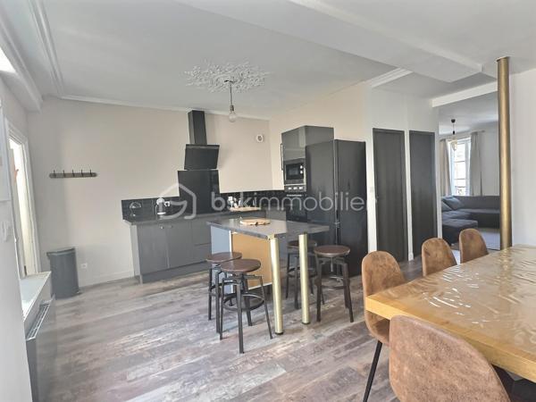 À seulement quelques minutes du Château Fort de Sedan et du futur casino, découvrez cet immeuble de rapport composé de 4 appartements, offrant un potentiel de rentabilité exceptionnel.

Les atouts :

Immeuble composé de 4 appartements
2 appartements exploités en location courte durée, générant à eux seuls (environ 36000€ de chiffres d’affaires annuels).

2 appartements supplémentaires à rénover pour développer encore le potentiel locatif
Vendu entièrement meublé, avec tout le mobilier, les équipements et l'organisation nécessaires pour poursuivre immédiatement l'activité de location courte durée
Taxe foncière : 2 000 €

Rentabilité :

Rentabilité brute :  18,46 %
Rentabilité nette (après taxe foncière) : 17,44 %

Prix : 195000 € FAI

Un investissement rare, générant des revenus immédiats tout en offrant un important potentiel de valorisation et d'augmentation du chiffre d'affaires.

Pour plus d'informations ou organiser une visite, contactez-moi sans attendre.