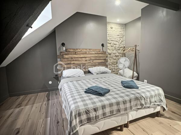 À seulement quelques minutes du Château Fort de Sedan et du futur casino, découvrez cet immeuble de rapport composé de 4 appartements, offrant un potentiel de rentabilité exceptionnel.

Les atouts :

Immeuble composé de 4 appartements
2 appartements exploités en location courte durée, générant à eux seuls (environ 36000€ de chiffres d’affaires annuels).

2 appartements supplémentaires à rénover pour développer encore le potentiel locatif
Vendu entièrement meublé, avec tout le mobilier, les équipements et l'organisation nécessaires pour poursuivre immédiatement l'activité de location courte durée
Taxe foncière : 2 000 €

Rentabilité :

Rentabilité brute :  18,46 %
Rentabilité nette (après taxe foncière) : 17,44 %

Prix : 195000 € FAI

Un investissement rare, générant des revenus immédiats tout en offrant un important potentiel de valorisation et d'augmentation du chiffre d'affaires.

Pour plus d'informations ou organiser une visite, contactez-moi sans attendre.