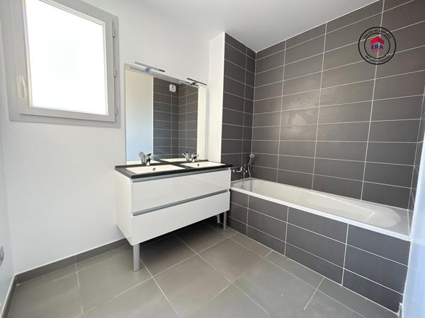 A LOUER 13770 VENELLES APPARTEMENT TYPE 3 PIECES AVEC TERRASSE ET 2 PLACES DE STATIONNEMENT