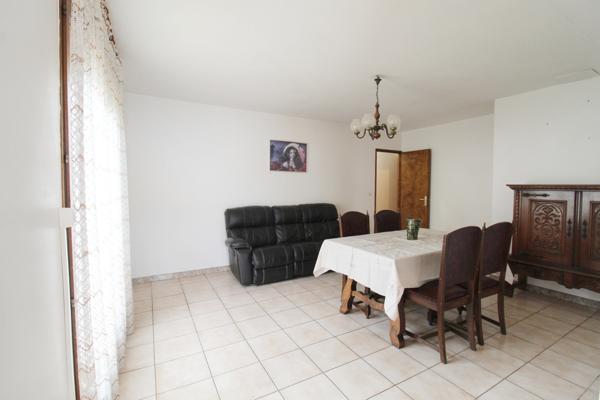 Villa plain pied avec jardin plus garage.