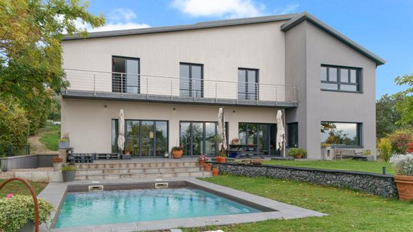 THIONVILLE Superbe Villa 6 Chambres 280 m² habitables Vue dégagée. Piscine chauffée Grand Jardin Sous-sol aménagé