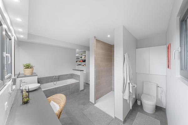 THIONVILLE Superbe Villa 6 Chambres 280 m² habitables Vue dégagée. Piscine chauffée Grand Jardin Sous-sol aménagé