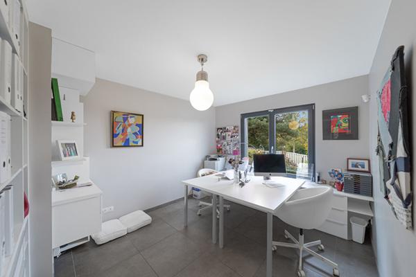 THIONVILLE Superbe Villa 6 Chambres 280 m² habitables Vue dégagée. Piscine chauffée Grand Jardin Sous-sol aménagé