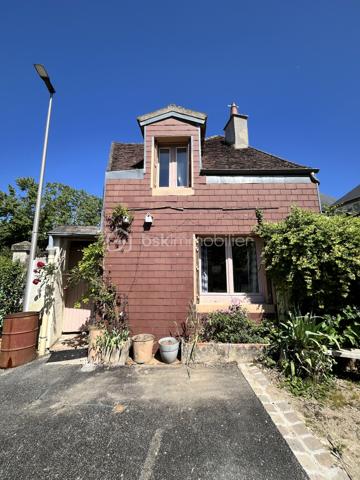 Située en plein cœur du centre-ville de La Charité sur Loire dans une rue au calme récemment réhabilitée, à deux pas des bords de Loire et des commodités (tous commerces, écoles, banques, bureau de poste, mairie etc.), à 800m de la gare, à 5min de l'autoroute A77 et à 2h des portes de Paris, nous vous présentons cette charmante maison de ville d'une superficie de 80m² répartis sur deux niveaux proposant un bel extérieur en tomettes nid d'abeille exposé plein Ouest ainsi qu'un appentis.
Caché derrière une porte en bois, un dégagement mène à une cour intimiste sans vis-à-vis proposant un appentis au fond, et sur la droite l'accès à la partie habitable. L'entrée/bureau dessert sur la gauche une cuisine équipée et aménagée de 10m² et sur la droite une pièce de vie lumineuse et accueillante de 20m² bénéficiant d'un poêle à bois pour de belles soirées d'hiver au coin du feu. Depuis cette pièce de vie, vous accèderez à un escalier menant à l'étage via un palier desservant sur la gauche une chambre de 14m² avec cabinet de toilette, en face une salle d'eau avec WC et sur la droite deux chambres lumineuses en enfilade de 9m² et 11m² respectivement dont l'une proposant une belle vue sur les toits de la Charité ainsi qu'une cheminée en marbre. 

Les sols de cette maison sont en carrelage (entrée), en mosaïque (cuisine), en tomette ancienne (pièce de vie) ou en plancher chêne peint (étage).
Elle est munie d'un mode de chauffage de type poêle à bois ainsi que de radiateurs électriques récents en appoint, d'un ballon de production d'eau chaude sanitaire de 100 litres ainsi que d'un détecteur de fumée.
Ce bien dispose d'huisseries en double vitrage bois, de persiennes métalliques, de combles parfaitement isolés, d'une toiture en petites tuiles plates ou tuiles mécaniques béton en très bon état. 

Côté énergie, ce bien bénéficie de la très bonne note de D au niveau du DPE (Diagnostic de Performance Énergétique), ce qui en fait un logement peu énergivore, et B au niveau des GES (Gaz à Effet de Serre), ce qui en fait un logement très peu polluant.

Côté internet, cette maison est raccordée à la fibre optique.

Côté extérieur, vous pourrez profiter d'une jolie cour paisible à l'abri des regards ainsi que d'un appentis avec toiture en shingle.

Les plus de ce bien :
Sa qualité générale, son emplacement idéal, son charme typique des maisons anciennes, son mode de chauffage économique et son extérieur. 

Photos supplémentaires disponibles sur BSK IMMOBILIER > Nos conseillers > Inès RÉMOND
Pour tout renseignement complémentaire ou pour une visite, contactez moi au 07.87.29.70.92.

Idéal pour un pied à terre en plein centre, pour une résidence secondaire ou bien pour un investissement locatif, ce bien rare sur le secteur et habitable de suite est un vrai coup de cœur, une belle opportunité à saisir, elle n'attend que vous !!!