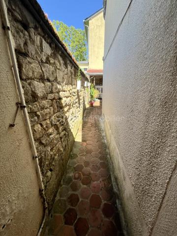 Située en plein cœur du centre-ville de La Charité sur Loire dans une rue au calme récemment réhabilitée, à deux pas des bords de Loire et des commodités (tous commerces, écoles, banques, bureau de poste, mairie etc.), à 800m de la gare, à 5min de l'autoroute A77 et à 2h des portes de Paris, nous vous présentons cette charmante maison de ville d'une superficie de 80m² répartis sur deux niveaux proposant un bel extérieur en tomettes nid d'abeille exposé plein Ouest ainsi qu'un appentis.
Caché derrière une porte en bois, un dégagement mène à une cour intimiste sans vis-à-vis proposant un appentis au fond, et sur la droite l'accès à la partie habitable. L'entrée/bureau dessert sur la gauche une cuisine équipée et aménagée de 10m² et sur la droite une pièce de vie lumineuse et accueillante de 20m² bénéficiant d'un poêle à bois pour de belles soirées d'hiver au coin du feu. Depuis cette pièce de vie, vous accèderez à un escalier menant à l'étage via un palier desservant sur la gauche une chambre de 14m² avec cabinet de toilette, en face une salle d'eau avec WC et sur la droite deux chambres lumineuses en enfilade de 9m² et 11m² respectivement dont l'une proposant une belle vue sur les toits de la Charité ainsi qu'une cheminée en marbre. 

Les sols de cette maison sont en carrelage (entrée), en mosaïque (cuisine), en tomette ancienne (pièce de vie) ou en plancher chêne peint (étage).
Elle est munie d'un mode de chauffage de type poêle à bois ainsi que de radiateurs électriques récents en appoint, d'un ballon de production d'eau chaude sanitaire de 100 litres ainsi que d'un détecteur de fumée.
Ce bien dispose d'huisseries en double vitrage bois, de persiennes métalliques, de combles parfaitement isolés, d'une toiture en petites tuiles plates ou tuiles mécaniques béton en très bon état. 

Côté énergie, ce bien bénéficie de la très bonne note de D au niveau du DPE (Diagnostic de Performance Énergétique), ce qui en fait un logement peu énergivore, et B au niveau des GES (Gaz à Effet de Serre), ce qui en fait un logement très peu polluant.

Côté internet, cette maison est raccordée à la fibre optique.

Côté extérieur, vous pourrez profiter d'une jolie cour paisible à l'abri des regards ainsi que d'un appentis avec toiture en shingle.

Les plus de ce bien :
Sa qualité générale, son emplacement idéal, son charme typique des maisons anciennes, son mode de chauffage économique et son extérieur. 

Photos supplémentaires disponibles sur BSK IMMOBILIER > Nos conseillers > Inès RÉMOND
Pour tout renseignement complémentaire ou pour une visite, contactez moi au 07.87.29.70.92.

Idéal pour un pied à terre en plein centre, pour une résidence secondaire ou bien pour un investissement locatif, ce bien rare sur le secteur et habitable de suite est un vrai coup de cœur, une belle opportunité à saisir, elle n'attend que vous !!!