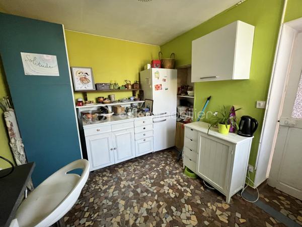 Située en plein cœur du centre-ville de La Charité sur Loire dans une rue au calme récemment réhabilitée, à deux pas des bords de Loire et des commodités (tous commerces, écoles, banques, bureau de poste, mairie etc.), à 800m de la gare, à 5min de l'autoroute A77 et à 2h des portes de Paris, nous vous présentons cette charmante maison de ville d'une superficie de 80m² répartis sur deux niveaux proposant un bel extérieur en tomettes nid d'abeille exposé plein Ouest ainsi qu'un appentis.
Caché derrière une porte en bois, un dégagement mène à une cour intimiste sans vis-à-vis proposant un appentis au fond, et sur la droite l'accès à la partie habitable. L'entrée/bureau dessert sur la gauche une cuisine équipée et aménagée de 10m² et sur la droite une pièce de vie lumineuse et accueillante de 20m² bénéficiant d'un poêle à bois pour de belles soirées d'hiver au coin du feu. Depuis cette pièce de vie, vous accèderez à un escalier menant à l'étage via un palier desservant sur la gauche une chambre de 14m² avec cabinet de toilette, en face une salle d'eau avec WC et sur la droite deux chambres lumineuses en enfilade de 9m² et 11m² respectivement dont l'une proposant une belle vue sur les toits de la Charité ainsi qu'une cheminée en marbre. 

Les sols de cette maison sont en carrelage (entrée), en mosaïque (cuisine), en tomette ancienne (pièce de vie) ou en plancher chêne peint (étage).
Elle est munie d'un mode de chauffage de type poêle à bois ainsi que de radiateurs électriques récents en appoint, d'un ballon de production d'eau chaude sanitaire de 100 litres ainsi que d'un détecteur de fumée.
Ce bien dispose d'huisseries en double vitrage bois, de persiennes métalliques, de combles parfaitement isolés, d'une toiture en petites tuiles plates ou tuiles mécaniques béton en très bon état. 

Côté énergie, ce bien bénéficie de la très bonne note de D au niveau du DPE (Diagnostic de Performance Énergétique), ce qui en fait un logement peu énergivore, et B au niveau des GES (Gaz à Effet de Serre), ce qui en fait un logement très peu polluant.

Côté internet, cette maison est raccordée à la fibre optique.

Côté extérieur, vous pourrez profiter d'une jolie cour paisible à l'abri des regards ainsi que d'un appentis avec toiture en shingle.

Les plus de ce bien :
Sa qualité générale, son emplacement idéal, son charme typique des maisons anciennes, son mode de chauffage économique et son extérieur. 

Photos supplémentaires disponibles sur BSK IMMOBILIER > Nos conseillers > Inès RÉMOND
Pour tout renseignement complémentaire ou pour une visite, contactez moi au 07.87.29.70.92.

Idéal pour un pied à terre en plein centre, pour une résidence secondaire ou bien pour un investissement locatif, ce bien rare sur le secteur et habitable de suite est un vrai coup de cœur, une belle opportunité à saisir, elle n'attend que vous !!!