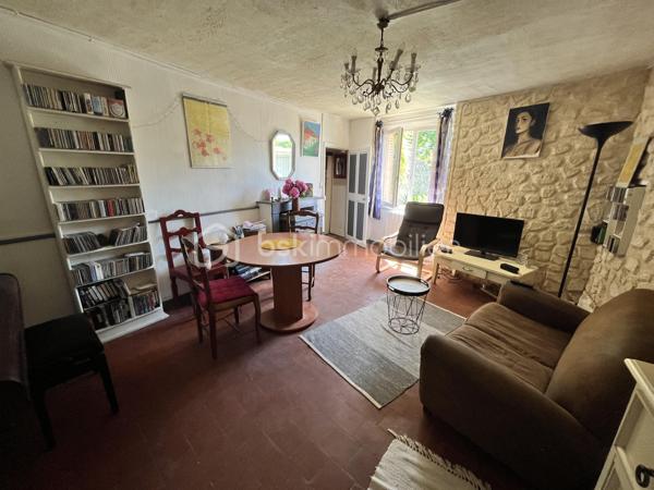 Située en plein cœur du centre-ville de La Charité sur Loire dans une rue au calme récemment réhabilitée, à deux pas des bords de Loire et des commodités (tous commerces, écoles, banques, bureau de poste, mairie etc.), à 800m de la gare, à 5min de l'autoroute A77 et à 2h des portes de Paris, nous vous présentons cette charmante maison de ville d'une superficie de 80m² répartis sur deux niveaux proposant un bel extérieur en tomettes nid d'abeille exposé plein Ouest ainsi qu'un appentis.
Caché derrière une porte en bois, un dégagement mène à une cour intimiste sans vis-à-vis proposant un appentis au fond, et sur la droite l'accès à la partie habitable. L'entrée/bureau dessert sur la gauche une cuisine équipée et aménagée de 10m² et sur la droite une pièce de vie lumineuse et accueillante de 20m² bénéficiant d'un poêle à bois pour de belles soirées d'hiver au coin du feu. Depuis cette pièce de vie, vous accèderez à un escalier menant à l'étage via un palier desservant sur la gauche une chambre de 14m² avec cabinet de toilette, en face une salle d'eau avec WC et sur la droite deux chambres lumineuses en enfilade de 9m² et 11m² respectivement dont l'une proposant une belle vue sur les toits de la Charité ainsi qu'une cheminée en marbre. 

Les sols de cette maison sont en carrelage (entrée), en mosaïque (cuisine), en tomette ancienne (pièce de vie) ou en plancher chêne peint (étage).
Elle est munie d'un mode de chauffage de type poêle à bois ainsi que de radiateurs électriques récents en appoint, d'un ballon de production d'eau chaude sanitaire de 100 litres ainsi que d'un détecteur de fumée.
Ce bien dispose d'huisseries en double vitrage bois, de persiennes métalliques, de combles parfaitement isolés, d'une toiture en petites tuiles plates ou tuiles mécaniques béton en très bon état. 

Côté énergie, ce bien bénéficie de la très bonne note de D au niveau du DPE (Diagnostic de Performance Énergétique), ce qui en fait un logement peu énergivore, et B au niveau des GES (Gaz à Effet de Serre), ce qui en fait un logement très peu polluant.

Côté internet, cette maison est raccordée à la fibre optique.

Côté extérieur, vous pourrez profiter d'une jolie cour paisible à l'abri des regards ainsi que d'un appentis avec toiture en shingle.

Les plus de ce bien :
Sa qualité générale, son emplacement idéal, son charme typique des maisons anciennes, son mode de chauffage économique et son extérieur. 

Photos supplémentaires disponibles sur BSK IMMOBILIER > Nos conseillers > Inès RÉMOND
Pour tout renseignement complémentaire ou pour une visite, contactez moi au 07.87.29.70.92.

Idéal pour un pied à terre en plein centre, pour une résidence secondaire ou bien pour un investissement locatif, ce bien rare sur le secteur et habitable de suite est un vrai coup de cœur, une belle opportunité à saisir, elle n'attend que vous !!!