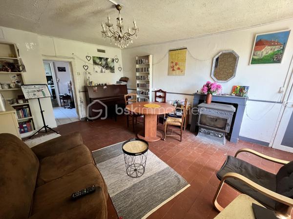 Située en plein cœur du centre-ville de La Charité sur Loire dans une rue au calme récemment réhabilitée, à deux pas des bords de Loire et des commodités (tous commerces, écoles, banques, bureau de poste, mairie etc.), à 800m de la gare, à 5min de l'autoroute A77 et à 2h des portes de Paris, nous vous présentons cette charmante maison de ville d'une superficie de 80m² répartis sur deux niveaux proposant un bel extérieur en tomettes nid d'abeille exposé plein Ouest ainsi qu'un appentis.
Caché derrière une porte en bois, un dégagement mène à une cour intimiste sans vis-à-vis proposant un appentis au fond, et sur la droite l'accès à la partie habitable. L'entrée/bureau dessert sur la gauche une cuisine équipée et aménagée de 10m² et sur la droite une pièce de vie lumineuse et accueillante de 20m² bénéficiant d'un poêle à bois pour de belles soirées d'hiver au coin du feu. Depuis cette pièce de vie, vous accèderez à un escalier menant à l'étage via un palier desservant sur la gauche une chambre de 14m² avec cabinet de toilette, en face une salle d'eau avec WC et sur la droite deux chambres lumineuses en enfilade de 9m² et 11m² respectivement dont l'une proposant une belle vue sur les toits de la Charité ainsi qu'une cheminée en marbre. 

Les sols de cette maison sont en carrelage (entrée), en mosaïque (cuisine), en tomette ancienne (pièce de vie) ou en plancher chêne peint (étage).
Elle est munie d'un mode de chauffage de type poêle à bois ainsi que de radiateurs électriques récents en appoint, d'un ballon de production d'eau chaude sanitaire de 100 litres ainsi que d'un détecteur de fumée.
Ce bien dispose d'huisseries en double vitrage bois, de persiennes métalliques, de combles parfaitement isolés, d'une toiture en petites tuiles plates ou tuiles mécaniques béton en très bon état. 

Côté énergie, ce bien bénéficie de la très bonne note de D au niveau du DPE (Diagnostic de Performance Énergétique), ce qui en fait un logement peu énergivore, et B au niveau des GES (Gaz à Effet de Serre), ce qui en fait un logement très peu polluant.

Côté internet, cette maison est raccordée à la fibre optique.

Côté extérieur, vous pourrez profiter d'une jolie cour paisible à l'abri des regards ainsi que d'un appentis avec toiture en shingle.

Les plus de ce bien :
Sa qualité générale, son emplacement idéal, son charme typique des maisons anciennes, son mode de chauffage économique et son extérieur. 

Photos supplémentaires disponibles sur BSK IMMOBILIER > Nos conseillers > Inès RÉMOND
Pour tout renseignement complémentaire ou pour une visite, contactez moi au 07.87.29.70.92.

Idéal pour un pied à terre en plein centre, pour une résidence secondaire ou bien pour un investissement locatif, ce bien rare sur le secteur et habitable de suite est un vrai coup de cœur, une belle opportunité à saisir, elle n'attend que vous !!!