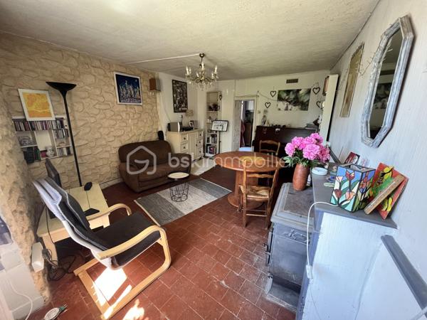 Située en plein cœur du centre-ville de La Charité sur Loire dans une rue au calme récemment réhabilitée, à deux pas des bords de Loire et des commodités (tous commerces, écoles, banques, bureau de poste, mairie etc.), à 800m de la gare, à 5min de l'autoroute A77 et à 2h des portes de Paris, nous vous présentons cette charmante maison de ville d'une superficie de 80m² répartis sur deux niveaux proposant un bel extérieur en tomettes nid d'abeille exposé plein Ouest ainsi qu'un appentis.
Caché derrière une porte en bois, un dégagement mène à une cour intimiste sans vis-à-vis proposant un appentis au fond, et sur la droite l'accès à la partie habitable. L'entrée/bureau dessert sur la gauche une cuisine équipée et aménagée de 10m² et sur la droite une pièce de vie lumineuse et accueillante de 20m² bénéficiant d'un poêle à bois pour de belles soirées d'hiver au coin du feu. Depuis cette pièce de vie, vous accèderez à un escalier menant à l'étage via un palier desservant sur la gauche une chambre de 14m² avec cabinet de toilette, en face une salle d'eau avec WC et sur la droite deux chambres lumineuses en enfilade de 9m² et 11m² respectivement dont l'une proposant une belle vue sur les toits de la Charité ainsi qu'une cheminée en marbre. 

Les sols de cette maison sont en carrelage (entrée), en mosaïque (cuisine), en tomette ancienne (pièce de vie) ou en plancher chêne peint (étage).
Elle est munie d'un mode de chauffage de type poêle à bois ainsi que de radiateurs électriques récents en appoint, d'un ballon de production d'eau chaude sanitaire de 100 litres ainsi que d'un détecteur de fumée.
Ce bien dispose d'huisseries en double vitrage bois, de persiennes métalliques, de combles parfaitement isolés, d'une toiture en petites tuiles plates ou tuiles mécaniques béton en très bon état. 

Côté énergie, ce bien bénéficie de la très bonne note de D au niveau du DPE (Diagnostic de Performance Énergétique), ce qui en fait un logement peu énergivore, et B au niveau des GES (Gaz à Effet de Serre), ce qui en fait un logement très peu polluant.

Côté internet, cette maison est raccordée à la fibre optique.

Côté extérieur, vous pourrez profiter d'une jolie cour paisible à l'abri des regards ainsi que d'un appentis avec toiture en shingle.

Les plus de ce bien :
Sa qualité générale, son emplacement idéal, son charme typique des maisons anciennes, son mode de chauffage économique et son extérieur. 

Photos supplémentaires disponibles sur BSK IMMOBILIER > Nos conseillers > Inès RÉMOND
Pour tout renseignement complémentaire ou pour une visite, contactez moi au 07.87.29.70.92.

Idéal pour un pied à terre en plein centre, pour une résidence secondaire ou bien pour un investissement locatif, ce bien rare sur le secteur et habitable de suite est un vrai coup de cœur, une belle opportunité à saisir, elle n'attend que vous !!!