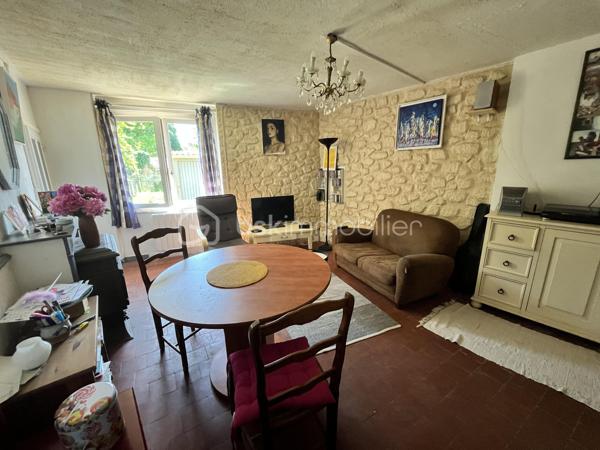 Située en plein cœur du centre-ville de La Charité sur Loire dans une rue au calme récemment réhabilitée, à deux pas des bords de Loire et des commodités (tous commerces, écoles, banques, bureau de poste, mairie etc.), à 800m de la gare, à 5min de l'autoroute A77 et à 2h des portes de Paris, nous vous présentons cette charmante maison de ville d'une superficie de 80m² répartis sur deux niveaux proposant un bel extérieur en tomettes nid d'abeille exposé plein Ouest ainsi qu'un appentis.
Caché derrière une porte en bois, un dégagement mène à une cour intimiste sans vis-à-vis proposant un appentis au fond, et sur la droite l'accès à la partie habitable. L'entrée/bureau dessert sur la gauche une cuisine équipée et aménagée de 10m² et sur la droite une pièce de vie lumineuse et accueillante de 20m² bénéficiant d'un poêle à bois pour de belles soirées d'hiver au coin du feu. Depuis cette pièce de vie, vous accèderez à un escalier menant à l'étage via un palier desservant sur la gauche une chambre de 14m² avec cabinet de toilette, en face une salle d'eau avec WC et sur la droite deux chambres lumineuses en enfilade de 9m² et 11m² respectivement dont l'une proposant une belle vue sur les toits de la Charité ainsi qu'une cheminée en marbre. 

Les sols de cette maison sont en carrelage (entrée), en mosaïque (cuisine), en tomette ancienne (pièce de vie) ou en plancher chêne peint (étage).
Elle est munie d'un mode de chauffage de type poêle à bois ainsi que de radiateurs électriques récents en appoint, d'un ballon de production d'eau chaude sanitaire de 100 litres ainsi que d'un détecteur de fumée.
Ce bien dispose d'huisseries en double vitrage bois, de persiennes métalliques, de combles parfaitement isolés, d'une toiture en petites tuiles plates ou tuiles mécaniques béton en très bon état. 

Côté énergie, ce bien bénéficie de la très bonne note de D au niveau du DPE (Diagnostic de Performance Énergétique), ce qui en fait un logement peu énergivore, et B au niveau des GES (Gaz à Effet de Serre), ce qui en fait un logement très peu polluant.

Côté internet, cette maison est raccordée à la fibre optique.

Côté extérieur, vous pourrez profiter d'une jolie cour paisible à l'abri des regards ainsi que d'un appentis avec toiture en shingle.

Les plus de ce bien :
Sa qualité générale, son emplacement idéal, son charme typique des maisons anciennes, son mode de chauffage économique et son extérieur. 

Photos supplémentaires disponibles sur BSK IMMOBILIER > Nos conseillers > Inès RÉMOND
Pour tout renseignement complémentaire ou pour une visite, contactez moi au 07.87.29.70.92.

Idéal pour un pied à terre en plein centre, pour une résidence secondaire ou bien pour un investissement locatif, ce bien rare sur le secteur et habitable de suite est un vrai coup de cœur, une belle opportunité à saisir, elle n'attend que vous !!!