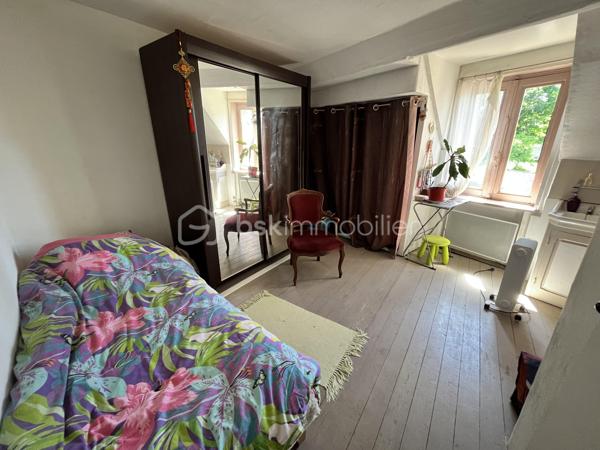 Située en plein cœur du centre-ville de La Charité sur Loire dans une rue au calme récemment réhabilitée, à deux pas des bords de Loire et des commodités (tous commerces, écoles, banques, bureau de poste, mairie etc.), à 800m de la gare, à 5min de l'autoroute A77 et à 2h des portes de Paris, nous vous présentons cette charmante maison de ville d'une superficie de 80m² répartis sur deux niveaux proposant un bel extérieur en tomettes nid d'abeille exposé plein Ouest ainsi qu'un appentis.
Caché derrière une porte en bois, un dégagement mène à une cour intimiste sans vis-à-vis proposant un appentis au fond, et sur la droite l'accès à la partie habitable. L'entrée/bureau dessert sur la gauche une cuisine équipée et aménagée de 10m² et sur la droite une pièce de vie lumineuse et accueillante de 20m² bénéficiant d'un poêle à bois pour de belles soirées d'hiver au coin du feu. Depuis cette pièce de vie, vous accèderez à un escalier menant à l'étage via un palier desservant sur la gauche une chambre de 14m² avec cabinet de toilette, en face une salle d'eau avec WC et sur la droite deux chambres lumineuses en enfilade de 9m² et 11m² respectivement dont l'une proposant une belle vue sur les toits de la Charité ainsi qu'une cheminée en marbre. 

Les sols de cette maison sont en carrelage (entrée), en mosaïque (cuisine), en tomette ancienne (pièce de vie) ou en plancher chêne peint (étage).
Elle est munie d'un mode de chauffage de type poêle à bois ainsi que de radiateurs électriques récents en appoint, d'un ballon de production d'eau chaude sanitaire de 100 litres ainsi que d'un détecteur de fumée.
Ce bien dispose d'huisseries en double vitrage bois, de persiennes métalliques, de combles parfaitement isolés, d'une toiture en petites tuiles plates ou tuiles mécaniques béton en très bon état. 

Côté énergie, ce bien bénéficie de la très bonne note de D au niveau du DPE (Diagnostic de Performance Énergétique), ce qui en fait un logement peu énergivore, et B au niveau des GES (Gaz à Effet de Serre), ce qui en fait un logement très peu polluant.

Côté internet, cette maison est raccordée à la fibre optique.

Côté extérieur, vous pourrez profiter d'une jolie cour paisible à l'abri des regards ainsi que d'un appentis avec toiture en shingle.

Les plus de ce bien :
Sa qualité générale, son emplacement idéal, son charme typique des maisons anciennes, son mode de chauffage économique et son extérieur. 

Photos supplémentaires disponibles sur BSK IMMOBILIER > Nos conseillers > Inès RÉMOND
Pour tout renseignement complémentaire ou pour une visite, contactez moi au 07.87.29.70.92.

Idéal pour un pied à terre en plein centre, pour une résidence secondaire ou bien pour un investissement locatif, ce bien rare sur le secteur et habitable de suite est un vrai coup de cœur, une belle opportunité à saisir, elle n'attend que vous !!!