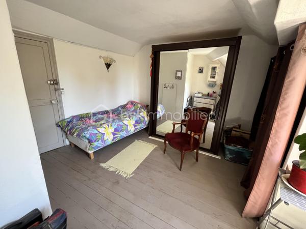 Située en plein cœur du centre-ville de La Charité sur Loire dans une rue au calme récemment réhabilitée, à deux pas des bords de Loire et des commodités (tous commerces, écoles, banques, bureau de poste, mairie etc.), à 800m de la gare, à 5min de l'autoroute A77 et à 2h des portes de Paris, nous vous présentons cette charmante maison de ville d'une superficie de 80m² répartis sur deux niveaux proposant un bel extérieur en tomettes nid d'abeille exposé plein Ouest ainsi qu'un appentis.
Caché derrière une porte en bois, un dégagement mène à une cour intimiste sans vis-à-vis proposant un appentis au fond, et sur la droite l'accès à la partie habitable. L'entrée/bureau dessert sur la gauche une cuisine équipée et aménagée de 10m² et sur la droite une pièce de vie lumineuse et accueillante de 20m² bénéficiant d'un poêle à bois pour de belles soirées d'hiver au coin du feu. Depuis cette pièce de vie, vous accèderez à un escalier menant à l'étage via un palier desservant sur la gauche une chambre de 14m² avec cabinet de toilette, en face une salle d'eau avec WC et sur la droite deux chambres lumineuses en enfilade de 9m² et 11m² respectivement dont l'une proposant une belle vue sur les toits de la Charité ainsi qu'une cheminée en marbre. 

Les sols de cette maison sont en carrelage (entrée), en mosaïque (cuisine), en tomette ancienne (pièce de vie) ou en plancher chêne peint (étage).
Elle est munie d'un mode de chauffage de type poêle à bois ainsi que de radiateurs électriques récents en appoint, d'un ballon de production d'eau chaude sanitaire de 100 litres ainsi que d'un détecteur de fumée.
Ce bien dispose d'huisseries en double vitrage bois, de persiennes métalliques, de combles parfaitement isolés, d'une toiture en petites tuiles plates ou tuiles mécaniques béton en très bon état. 

Côté énergie, ce bien bénéficie de la très bonne note de D au niveau du DPE (Diagnostic de Performance Énergétique), ce qui en fait un logement peu énergivore, et B au niveau des GES (Gaz à Effet de Serre), ce qui en fait un logement très peu polluant.

Côté internet, cette maison est raccordée à la fibre optique.

Côté extérieur, vous pourrez profiter d'une jolie cour paisible à l'abri des regards ainsi que d'un appentis avec toiture en shingle.

Les plus de ce bien :
Sa qualité générale, son emplacement idéal, son charme typique des maisons anciennes, son mode de chauffage économique et son extérieur. 

Photos supplémentaires disponibles sur BSK IMMOBILIER > Nos conseillers > Inès RÉMOND
Pour tout renseignement complémentaire ou pour une visite, contactez moi au 07.87.29.70.92.

Idéal pour un pied à terre en plein centre, pour une résidence secondaire ou bien pour un investissement locatif, ce bien rare sur le secteur et habitable de suite est un vrai coup de cœur, une belle opportunité à saisir, elle n'attend que vous !!!
