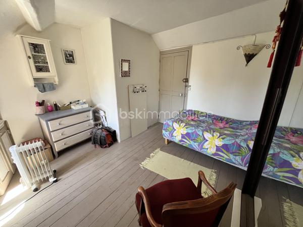 Située en plein cœur du centre-ville de La Charité sur Loire dans une rue au calme récemment réhabilitée, à deux pas des bords de Loire et des commodités (tous commerces, écoles, banques, bureau de poste, mairie etc.), à 800m de la gare, à 5min de l'autoroute A77 et à 2h des portes de Paris, nous vous présentons cette charmante maison de ville d'une superficie de 80m² répartis sur deux niveaux proposant un bel extérieur en tomettes nid d'abeille exposé plein Ouest ainsi qu'un appentis.
Caché derrière une porte en bois, un dégagement mène à une cour intimiste sans vis-à-vis proposant un appentis au fond, et sur la droite l'accès à la partie habitable. L'entrée/bureau dessert sur la gauche une cuisine équipée et aménagée de 10m² et sur la droite une pièce de vie lumineuse et accueillante de 20m² bénéficiant d'un poêle à bois pour de belles soirées d'hiver au coin du feu. Depuis cette pièce de vie, vous accèderez à un escalier menant à l'étage via un palier desservant sur la gauche une chambre de 14m² avec cabinet de toilette, en face une salle d'eau avec WC et sur la droite deux chambres lumineuses en enfilade de 9m² et 11m² respectivement dont l'une proposant une belle vue sur les toits de la Charité ainsi qu'une cheminée en marbre. 

Les sols de cette maison sont en carrelage (entrée), en mosaïque (cuisine), en tomette ancienne (pièce de vie) ou en plancher chêne peint (étage).
Elle est munie d'un mode de chauffage de type poêle à bois ainsi que de radiateurs électriques récents en appoint, d'un ballon de production d'eau chaude sanitaire de 100 litres ainsi que d'un détecteur de fumée.
Ce bien dispose d'huisseries en double vitrage bois, de persiennes métalliques, de combles parfaitement isolés, d'une toiture en petites tuiles plates ou tuiles mécaniques béton en très bon état. 

Côté énergie, ce bien bénéficie de la très bonne note de D au niveau du DPE (Diagnostic de Performance Énergétique), ce qui en fait un logement peu énergivore, et B au niveau des GES (Gaz à Effet de Serre), ce qui en fait un logement très peu polluant.

Côté internet, cette maison est raccordée à la fibre optique.

Côté extérieur, vous pourrez profiter d'une jolie cour paisible à l'abri des regards ainsi que d'un appentis avec toiture en shingle.

Les plus de ce bien :
Sa qualité générale, son emplacement idéal, son charme typique des maisons anciennes, son mode de chauffage économique et son extérieur. 

Photos supplémentaires disponibles sur BSK IMMOBILIER > Nos conseillers > Inès RÉMOND
Pour tout renseignement complémentaire ou pour une visite, contactez moi au 07.87.29.70.92.

Idéal pour un pied à terre en plein centre, pour une résidence secondaire ou bien pour un investissement locatif, ce bien rare sur le secteur et habitable de suite est un vrai coup de cœur, une belle opportunité à saisir, elle n'attend que vous !!!