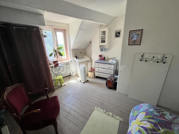 Située en plein cœur du centre-ville de La Charité sur Loire dans une rue au calme récemment réhabilitée, à deux pas des bords de Loire et des commodités (tous commerces, écoles, banques, bureau de poste, mairie etc.), à 800m de la gare, à 5min de l'autoroute A77 et à 2h des portes de Paris, nous vous présentons cette charmante maison de ville d'une superficie de 80m² répartis sur deux niveaux proposant un bel extérieur en tomettes nid d'abeille exposé plein Ouest ainsi qu'un appentis.
Caché derrière une porte en bois, un dégagement mène à une cour intimiste sans vis-à-vis proposant un appentis au fond, et sur la droite l'accès à la partie habitable. L'entrée/bureau dessert sur la gauche une cuisine équipée et aménagée de 10m² et sur la droite une pièce de vie lumineuse et accueillante de 20m² bénéficiant d'un poêle à bois pour de belles soirées d'hiver au coin du feu. Depuis cette pièce de vie, vous accèderez à un escalier menant à l'étage via un palier desservant sur la gauche une chambre de 14m² avec cabinet de toilette, en face une salle d'eau avec WC et sur la droite deux chambres lumineuses en enfilade de 9m² et 11m² respectivement dont l'une proposant une belle vue sur les toits de la Charité ainsi qu'une cheminée en marbre. 

Les sols de cette maison sont en carrelage (entrée), en mosaïque (cuisine), en tomette ancienne (pièce de vie) ou en plancher chêne peint (étage).
Elle est munie d'un mode de chauffage de type poêle à bois ainsi que de radiateurs électriques récents en appoint, d'un ballon de production d'eau chaude sanitaire de 100 litres ainsi que d'un détecteur de fumée.
Ce bien dispose d'huisseries en double vitrage bois, de persiennes métalliques, de combles parfaitement isolés, d'une toiture en petites tuiles plates ou tuiles mécaniques béton en très bon état. 

Côté énergie, ce bien bénéficie de la très bonne note de D au niveau du DPE (Diagnostic de Performance Énergétique), ce qui en fait un logement peu énergivore, et B au niveau des GES (Gaz à Effet de Serre), ce qui en fait un logement très peu polluant.

Côté internet, cette maison est raccordée à la fibre optique.

Côté extérieur, vous pourrez profiter d'une jolie cour paisible à l'abri des regards ainsi que d'un appentis avec toiture en shingle.

Les plus de ce bien :
Sa qualité générale, son emplacement idéal, son charme typique des maisons anciennes, son mode de chauffage économique et son extérieur. 

Photos supplémentaires disponibles sur BSK IMMOBILIER > Nos conseillers > Inès RÉMOND
Pour tout renseignement complémentaire ou pour une visite, contactez moi au 07.87.29.70.92.

Idéal pour un pied à terre en plein centre, pour une résidence secondaire ou bien pour un investissement locatif, ce bien rare sur le secteur et habitable de suite est un vrai coup de cœur, une belle opportunité à saisir, elle n'attend que vous !!!