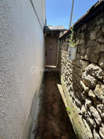 Située en plein cœur du centre-ville de La Charité sur Loire dans une rue au calme récemment réhabilitée, à deux pas des bords de Loire et des commodités (tous commerces, écoles, banques, bureau de poste, mairie etc.), à 800m de la gare, à 5min de l'autoroute A77 et à 2h des portes de Paris, nous vous présentons cette charmante maison de ville d'une superficie de 80m² répartis sur deux niveaux proposant un bel extérieur en tomettes nid d'abeille exposé plein Ouest ainsi qu'un appentis.
Caché derrière une porte en bois, un dégagement mène à une cour intimiste sans vis-à-vis proposant un appentis au fond, et sur la droite l'accès à la partie habitable. L'entrée/bureau dessert sur la gauche une cuisine équipée et aménagée de 10m² et sur la droite une pièce de vie lumineuse et accueillante de 20m² bénéficiant d'un poêle à bois pour de belles soirées d'hiver au coin du feu. Depuis cette pièce de vie, vous accèderez à un escalier menant à l'étage via un palier desservant sur la gauche une chambre de 14m² avec cabinet de toilette, en face une salle d'eau avec WC et sur la droite deux chambres lumineuses en enfilade de 9m² et 11m² respectivement dont l'une proposant une belle vue sur les toits de la Charité ainsi qu'une cheminée en marbre. 

Les sols de cette maison sont en carrelage (entrée), en mosaïque (cuisine), en tomette ancienne (pièce de vie) ou en plancher chêne peint (étage).
Elle est munie d'un mode de chauffage de type poêle à bois ainsi que de radiateurs électriques récents en appoint, d'un ballon de production d'eau chaude sanitaire de 100 litres ainsi que d'un détecteur de fumée.
Ce bien dispose d'huisseries en double vitrage bois, de persiennes métalliques, de combles parfaitement isolés, d'une toiture en petites tuiles plates ou tuiles mécaniques béton en très bon état. 

Côté énergie, ce bien bénéficie de la très bonne note de D au niveau du DPE (Diagnostic de Performance Énergétique), ce qui en fait un logement peu énergivore, et B au niveau des GES (Gaz à Effet de Serre), ce qui en fait un logement très peu polluant.

Côté internet, cette maison est raccordée à la fibre optique.

Côté extérieur, vous pourrez profiter d'une jolie cour paisible à l'abri des regards ainsi que d'un appentis avec toiture en shingle.

Les plus de ce bien :
Sa qualité générale, son emplacement idéal, son charme typique des maisons anciennes, son mode de chauffage économique et son extérieur. 

Photos supplémentaires disponibles sur BSK IMMOBILIER > Nos conseillers > Inès RÉMOND
Pour tout renseignement complémentaire ou pour une visite, contactez moi au 07.87.29.70.92.

Idéal pour un pied à terre en plein centre, pour une résidence secondaire ou bien pour un investissement locatif, ce bien rare sur le secteur et habitable de suite est un vrai coup de cœur, une belle opportunité à saisir, elle n'attend que vous !!!
