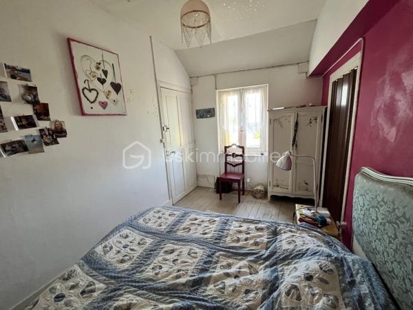 Située en plein cœur du centre-ville de La Charité sur Loire dans une rue au calme récemment réhabilitée, à deux pas des bords de Loire et des commodités (tous commerces, écoles, banques, bureau de poste, mairie etc.), à 800m de la gare, à 5min de l'autoroute A77 et à 2h des portes de Paris, nous vous présentons cette charmante maison de ville d'une superficie de 80m² répartis sur deux niveaux proposant un bel extérieur en tomettes nid d'abeille exposé plein Ouest ainsi qu'un appentis.
Caché derrière une porte en bois, un dégagement mène à une cour intimiste sans vis-à-vis proposant un appentis au fond, et sur la droite l'accès à la partie habitable. L'entrée/bureau dessert sur la gauche une cuisine équipée et aménagée de 10m² et sur la droite une pièce de vie lumineuse et accueillante de 20m² bénéficiant d'un poêle à bois pour de belles soirées d'hiver au coin du feu. Depuis cette pièce de vie, vous accèderez à un escalier menant à l'étage via un palier desservant sur la gauche une chambre de 14m² avec cabinet de toilette, en face une salle d'eau avec WC et sur la droite deux chambres lumineuses en enfilade de 9m² et 11m² respectivement dont l'une proposant une belle vue sur les toits de la Charité ainsi qu'une cheminée en marbre. 

Les sols de cette maison sont en carrelage (entrée), en mosaïque (cuisine), en tomette ancienne (pièce de vie) ou en plancher chêne peint (étage).
Elle est munie d'un mode de chauffage de type poêle à bois ainsi que de radiateurs électriques récents en appoint, d'un ballon de production d'eau chaude sanitaire de 100 litres ainsi que d'un détecteur de fumée.
Ce bien dispose d'huisseries en double vitrage bois, de persiennes métalliques, de combles parfaitement isolés, d'une toiture en petites tuiles plates ou tuiles mécaniques béton en très bon état. 

Côté énergie, ce bien bénéficie de la très bonne note de D au niveau du DPE (Diagnostic de Performance Énergétique), ce qui en fait un logement peu énergivore, et B au niveau des GES (Gaz à Effet de Serre), ce qui en fait un logement très peu polluant.

Côté internet, cette maison est raccordée à la fibre optique.

Côté extérieur, vous pourrez profiter d'une jolie cour paisible à l'abri des regards ainsi que d'un appentis avec toiture en shingle.

Les plus de ce bien :
Sa qualité générale, son emplacement idéal, son charme typique des maisons anciennes, son mode de chauffage économique et son extérieur. 

Photos supplémentaires disponibles sur BSK IMMOBILIER > Nos conseillers > Inès RÉMOND
Pour tout renseignement complémentaire ou pour une visite, contactez moi au 07.87.29.70.92.

Idéal pour un pied à terre en plein centre, pour une résidence secondaire ou bien pour un investissement locatif, ce bien rare sur le secteur et habitable de suite est un vrai coup de cœur, une belle opportunité à saisir, elle n'attend que vous !!!