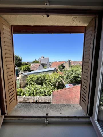 Située en plein cœur du centre-ville de La Charité sur Loire dans une rue au calme récemment réhabilitée, à deux pas des bords de Loire et des commodités (tous commerces, écoles, banques, bureau de poste, mairie etc.), à 800m de la gare, à 5min de l'autoroute A77 et à 2h des portes de Paris, nous vous présentons cette charmante maison de ville d'une superficie de 80m² répartis sur deux niveaux proposant un bel extérieur en tomettes nid d'abeille exposé plein Ouest ainsi qu'un appentis.
Caché derrière une porte en bois, un dégagement mène à une cour intimiste sans vis-à-vis proposant un appentis au fond, et sur la droite l'accès à la partie habitable. L'entrée/bureau dessert sur la gauche une cuisine équipée et aménagée de 10m² et sur la droite une pièce de vie lumineuse et accueillante de 20m² bénéficiant d'un poêle à bois pour de belles soirées d'hiver au coin du feu. Depuis cette pièce de vie, vous accèderez à un escalier menant à l'étage via un palier desservant sur la gauche une chambre de 14m² avec cabinet de toilette, en face une salle d'eau avec WC et sur la droite deux chambres lumineuses en enfilade de 9m² et 11m² respectivement dont l'une proposant une belle vue sur les toits de la Charité ainsi qu'une cheminée en marbre. 

Les sols de cette maison sont en carrelage (entrée), en mosaïque (cuisine), en tomette ancienne (pièce de vie) ou en plancher chêne peint (étage).
Elle est munie d'un mode de chauffage de type poêle à bois ainsi que de radiateurs électriques récents en appoint, d'un ballon de production d'eau chaude sanitaire de 100 litres ainsi que d'un détecteur de fumée.
Ce bien dispose d'huisseries en double vitrage bois, de persiennes métalliques, de combles parfaitement isolés, d'une toiture en petites tuiles plates ou tuiles mécaniques béton en très bon état. 

Côté énergie, ce bien bénéficie de la très bonne note de D au niveau du DPE (Diagnostic de Performance Énergétique), ce qui en fait un logement peu énergivore, et B au niveau des GES (Gaz à Effet de Serre), ce qui en fait un logement très peu polluant.

Côté internet, cette maison est raccordée à la fibre optique.

Côté extérieur, vous pourrez profiter d'une jolie cour paisible à l'abri des regards ainsi que d'un appentis avec toiture en shingle.

Les plus de ce bien :
Sa qualité générale, son emplacement idéal, son charme typique des maisons anciennes, son mode de chauffage économique et son extérieur. 

Photos supplémentaires disponibles sur BSK IMMOBILIER > Nos conseillers > Inès RÉMOND
Pour tout renseignement complémentaire ou pour une visite, contactez moi au 07.87.29.70.92.

Idéal pour un pied à terre en plein centre, pour une résidence secondaire ou bien pour un investissement locatif, ce bien rare sur le secteur et habitable de suite est un vrai coup de cœur, une belle opportunité à saisir, elle n'attend que vous !!!