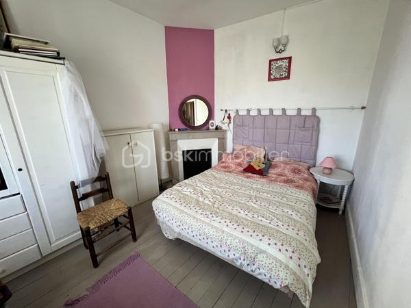 Située en plein cœur du centre-ville de La Charité sur Loire dans une rue au calme récemment réhabilitée, à deux pas des bords de Loire et des commodités (tous commerces, écoles, banques, bureau de poste, mairie etc.), à 800m de la gare, à 5min de l'autoroute A77 et à 2h des portes de Paris, nous vous présentons cette charmante maison de ville d'une superficie de 80m² répartis sur deux niveaux proposant un bel extérieur en tomettes nid d'abeille exposé plein Ouest ainsi qu'un appentis.
Caché derrière une porte en bois, un dégagement mène à une cour intimiste sans vis-à-vis proposant un appentis au fond, et sur la droite l'accès à la partie habitable. L'entrée/bureau dessert sur la gauche une cuisine équipée et aménagée de 10m² et sur la droite une pièce de vie lumineuse et accueillante de 20m² bénéficiant d'un poêle à bois pour de belles soirées d'hiver au coin du feu. Depuis cette pièce de vie, vous accèderez à un escalier menant à l'étage via un palier desservant sur la gauche une chambre de 14m² avec cabinet de toilette, en face une salle d'eau avec WC et sur la droite deux chambres lumineuses en enfilade de 9m² et 11m² respectivement dont l'une proposant une belle vue sur les toits de la Charité ainsi qu'une cheminée en marbre. 

Les sols de cette maison sont en carrelage (entrée), en mosaïque (cuisine), en tomette ancienne (pièce de vie) ou en plancher chêne peint (étage).
Elle est munie d'un mode de chauffage de type poêle à bois ainsi que de radiateurs électriques récents en appoint, d'un ballon de production d'eau chaude sanitaire de 100 litres ainsi que d'un détecteur de fumée.
Ce bien dispose d'huisseries en double vitrage bois, de persiennes métalliques, de combles parfaitement isolés, d'une toiture en petites tuiles plates ou tuiles mécaniques béton en très bon état. 

Côté énergie, ce bien bénéficie de la très bonne note de D au niveau du DPE (Diagnostic de Performance Énergétique), ce qui en fait un logement peu énergivore, et B au niveau des GES (Gaz à Effet de Serre), ce qui en fait un logement très peu polluant.

Côté internet, cette maison est raccordée à la fibre optique.

Côté extérieur, vous pourrez profiter d'une jolie cour paisible à l'abri des regards ainsi que d'un appentis avec toiture en shingle.

Les plus de ce bien :
Sa qualité générale, son emplacement idéal, son charme typique des maisons anciennes, son mode de chauffage économique et son extérieur. 

Photos supplémentaires disponibles sur BSK IMMOBILIER > Nos conseillers > Inès RÉMOND
Pour tout renseignement complémentaire ou pour une visite, contactez moi au 07.87.29.70.92.

Idéal pour un pied à terre en plein centre, pour une résidence secondaire ou bien pour un investissement locatif, ce bien rare sur le secteur et habitable de suite est un vrai coup de cœur, une belle opportunité à saisir, elle n'attend que vous !!!