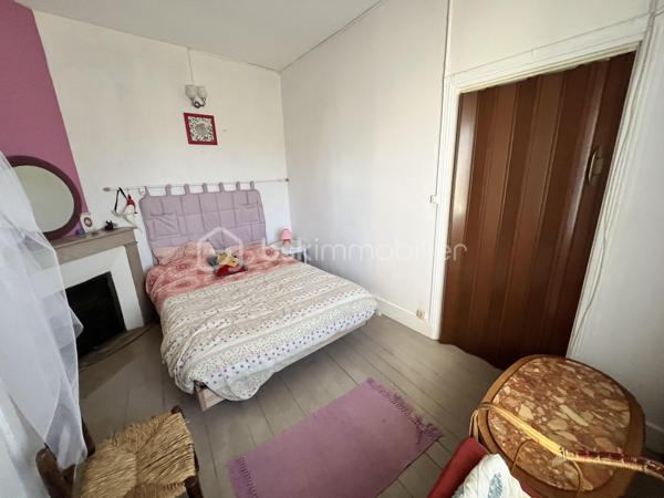 Située en plein cœur du centre-ville de La Charité sur Loire dans une rue au calme récemment réhabilitée, à deux pas des bords de Loire et des commodités (tous commerces, écoles, banques, bureau de poste, mairie etc.), à 800m de la gare, à 5min de l'autoroute A77 et à 2h des portes de Paris, nous vous présentons cette charmante maison de ville d'une superficie de 80m² répartis sur deux niveaux proposant un bel extérieur en tomettes nid d'abeille exposé plein Ouest ainsi qu'un appentis.
Caché derrière une porte en bois, un dégagement mène à une cour intimiste sans vis-à-vis proposant un appentis au fond, et sur la droite l'accès à la partie habitable. L'entrée/bureau dessert sur la gauche une cuisine équipée et aménagée de 10m² et sur la droite une pièce de vie lumineuse et accueillante de 20m² bénéficiant d'un poêle à bois pour de belles soirées d'hiver au coin du feu. Depuis cette pièce de vie, vous accèderez à un escalier menant à l'étage via un palier desservant sur la gauche une chambre de 14m² avec cabinet de toilette, en face une salle d'eau avec WC et sur la droite deux chambres lumineuses en enfilade de 9m² et 11m² respectivement dont l'une proposant une belle vue sur les toits de la Charité ainsi qu'une cheminée en marbre. 

Les sols de cette maison sont en carrelage (entrée), en mosaïque (cuisine), en tomette ancienne (pièce de vie) ou en plancher chêne peint (étage).
Elle est munie d'un mode de chauffage de type poêle à bois ainsi que de radiateurs électriques récents en appoint, d'un ballon de production d'eau chaude sanitaire de 100 litres ainsi que d'un détecteur de fumée.
Ce bien dispose d'huisseries en double vitrage bois, de persiennes métalliques, de combles parfaitement isolés, d'une toiture en petites tuiles plates ou tuiles mécaniques béton en très bon état. 

Côté énergie, ce bien bénéficie de la très bonne note de D au niveau du DPE (Diagnostic de Performance Énergétique), ce qui en fait un logement peu énergivore, et B au niveau des GES (Gaz à Effet de Serre), ce qui en fait un logement très peu polluant.

Côté internet, cette maison est raccordée à la fibre optique.

Côté extérieur, vous pourrez profiter d'une jolie cour paisible à l'abri des regards ainsi que d'un appentis avec toiture en shingle.

Les plus de ce bien :
Sa qualité générale, son emplacement idéal, son charme typique des maisons anciennes, son mode de chauffage économique et son extérieur. 

Photos supplémentaires disponibles sur BSK IMMOBILIER > Nos conseillers > Inès RÉMOND
Pour tout renseignement complémentaire ou pour une visite, contactez moi au 07.87.29.70.92.

Idéal pour un pied à terre en plein centre, pour une résidence secondaire ou bien pour un investissement locatif, ce bien rare sur le secteur et habitable de suite est un vrai coup de cœur, une belle opportunité à saisir, elle n'attend que vous !!!