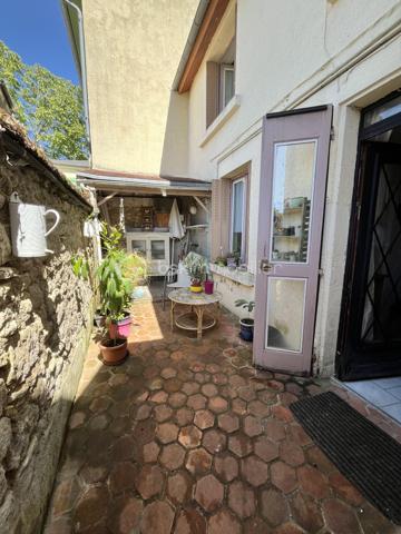 Située en plein cœur du centre-ville de La Charité sur Loire dans une rue au calme récemment réhabilitée, à deux pas des bords de Loire et des commodités (tous commerces, écoles, banques, bureau de poste, mairie etc.), à 800m de la gare, à 5min de l'autoroute A77 et à 2h des portes de Paris, nous vous présentons cette charmante maison de ville d'une superficie de 80m² répartis sur deux niveaux proposant un bel extérieur en tomettes nid d'abeille exposé plein Ouest ainsi qu'un appentis.
Caché derrière une porte en bois, un dégagement mène à une cour intimiste sans vis-à-vis proposant un appentis au fond, et sur la droite l'accès à la partie habitable. L'entrée/bureau dessert sur la gauche une cuisine équipée et aménagée de 10m² et sur la droite une pièce de vie lumineuse et accueillante de 20m² bénéficiant d'un poêle à bois pour de belles soirées d'hiver au coin du feu. Depuis cette pièce de vie, vous accèderez à un escalier menant à l'étage via un palier desservant sur la gauche une chambre de 14m² avec cabinet de toilette, en face une salle d'eau avec WC et sur la droite deux chambres lumineuses en enfilade de 9m² et 11m² respectivement dont l'une proposant une belle vue sur les toits de la Charité ainsi qu'une cheminée en marbre. 

Les sols de cette maison sont en carrelage (entrée), en mosaïque (cuisine), en tomette ancienne (pièce de vie) ou en plancher chêne peint (étage).
Elle est munie d'un mode de chauffage de type poêle à bois ainsi que de radiateurs électriques récents en appoint, d'un ballon de production d'eau chaude sanitaire de 100 litres ainsi que d'un détecteur de fumée.
Ce bien dispose d'huisseries en double vitrage bois, de persiennes métalliques, de combles parfaitement isolés, d'une toiture en petites tuiles plates ou tuiles mécaniques béton en très bon état. 

Côté énergie, ce bien bénéficie de la très bonne note de D au niveau du DPE (Diagnostic de Performance Énergétique), ce qui en fait un logement peu énergivore, et B au niveau des GES (Gaz à Effet de Serre), ce qui en fait un logement très peu polluant.

Côté internet, cette maison est raccordée à la fibre optique.

Côté extérieur, vous pourrez profiter d'une jolie cour paisible à l'abri des regards ainsi que d'un appentis avec toiture en shingle.

Les plus de ce bien :
Sa qualité générale, son emplacement idéal, son charme typique des maisons anciennes, son mode de chauffage économique et son extérieur. 

Photos supplémentaires disponibles sur BSK IMMOBILIER > Nos conseillers > Inès RÉMOND
Pour tout renseignement complémentaire ou pour une visite, contactez moi au 07.87.29.70.92.

Idéal pour un pied à terre en plein centre, pour une résidence secondaire ou bien pour un investissement locatif, ce bien rare sur le secteur et habitable de suite est un vrai coup de cœur, une belle opportunité à saisir, elle n'attend que vous !!!