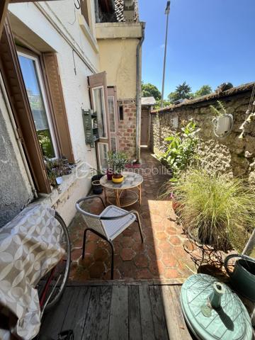 Située en plein cœur du centre-ville de La Charité sur Loire dans une rue au calme récemment réhabilitée, à deux pas des bords de Loire et des commodités (tous commerces, écoles, banques, bureau de poste, mairie etc.), à 800m de la gare, à 5min de l'autoroute A77 et à 2h des portes de Paris, nous vous présentons cette charmante maison de ville d'une superficie de 80m² répartis sur deux niveaux proposant un bel extérieur en tomettes nid d'abeille exposé plein Ouest ainsi qu'un appentis.
Caché derrière une porte en bois, un dégagement mène à une cour intimiste sans vis-à-vis proposant un appentis au fond, et sur la droite l'accès à la partie habitable. L'entrée/bureau dessert sur la gauche une cuisine équipée et aménagée de 10m² et sur la droite une pièce de vie lumineuse et accueillante de 20m² bénéficiant d'un poêle à bois pour de belles soirées d'hiver au coin du feu. Depuis cette pièce de vie, vous accèderez à un escalier menant à l'étage via un palier desservant sur la gauche une chambre de 14m² avec cabinet de toilette, en face une salle d'eau avec WC et sur la droite deux chambres lumineuses en enfilade de 9m² et 11m² respectivement dont l'une proposant une belle vue sur les toits de la Charité ainsi qu'une cheminée en marbre. 

Les sols de cette maison sont en carrelage (entrée), en mosaïque (cuisine), en tomette ancienne (pièce de vie) ou en plancher chêne peint (étage).
Elle est munie d'un mode de chauffage de type poêle à bois ainsi que de radiateurs électriques récents en appoint, d'un ballon de production d'eau chaude sanitaire de 100 litres ainsi que d'un détecteur de fumée.
Ce bien dispose d'huisseries en double vitrage bois, de persiennes métalliques, de combles parfaitement isolés, d'une toiture en petites tuiles plates ou tuiles mécaniques béton en très bon état. 

Côté énergie, ce bien bénéficie de la très bonne note de D au niveau du DPE (Diagnostic de Performance Énergétique), ce qui en fait un logement peu énergivore, et B au niveau des GES (Gaz à Effet de Serre), ce qui en fait un logement très peu polluant.

Côté internet, cette maison est raccordée à la fibre optique.

Côté extérieur, vous pourrez profiter d'une jolie cour paisible à l'abri des regards ainsi que d'un appentis avec toiture en shingle.

Les plus de ce bien :
Sa qualité générale, son emplacement idéal, son charme typique des maisons anciennes, son mode de chauffage économique et son extérieur. 

Photos supplémentaires disponibles sur BSK IMMOBILIER > Nos conseillers > Inès RÉMOND
Pour tout renseignement complémentaire ou pour une visite, contactez moi au 07.87.29.70.92.

Idéal pour un pied à terre en plein centre, pour une résidence secondaire ou bien pour un investissement locatif, ce bien rare sur le secteur et habitable de suite est un vrai coup de cœur, une belle opportunité à saisir, elle n'attend que vous !!!