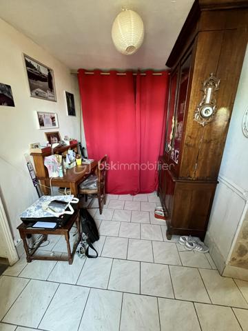 Située en plein cœur du centre-ville de La Charité sur Loire dans une rue au calme récemment réhabilitée, à deux pas des bords de Loire et des commodités (tous commerces, écoles, banques, bureau de poste, mairie etc.), à 800m de la gare, à 5min de l'autoroute A77 et à 2h des portes de Paris, nous vous présentons cette charmante maison de ville d'une superficie de 80m² répartis sur deux niveaux proposant un bel extérieur en tomettes nid d'abeille exposé plein Ouest ainsi qu'un appentis.
Caché derrière une porte en bois, un dégagement mène à une cour intimiste sans vis-à-vis proposant un appentis au fond, et sur la droite l'accès à la partie habitable. L'entrée/bureau dessert sur la gauche une cuisine équipée et aménagée de 10m² et sur la droite une pièce de vie lumineuse et accueillante de 20m² bénéficiant d'un poêle à bois pour de belles soirées d'hiver au coin du feu. Depuis cette pièce de vie, vous accèderez à un escalier menant à l'étage via un palier desservant sur la gauche une chambre de 14m² avec cabinet de toilette, en face une salle d'eau avec WC et sur la droite deux chambres lumineuses en enfilade de 9m² et 11m² respectivement dont l'une proposant une belle vue sur les toits de la Charité ainsi qu'une cheminée en marbre. 

Les sols de cette maison sont en carrelage (entrée), en mosaïque (cuisine), en tomette ancienne (pièce de vie) ou en plancher chêne peint (étage).
Elle est munie d'un mode de chauffage de type poêle à bois ainsi que de radiateurs électriques récents en appoint, d'un ballon de production d'eau chaude sanitaire de 100 litres ainsi que d'un détecteur de fumée.
Ce bien dispose d'huisseries en double vitrage bois, de persiennes métalliques, de combles parfaitement isolés, d'une toiture en petites tuiles plates ou tuiles mécaniques béton en très bon état. 

Côté énergie, ce bien bénéficie de la très bonne note de D au niveau du DPE (Diagnostic de Performance Énergétique), ce qui en fait un logement peu énergivore, et B au niveau des GES (Gaz à Effet de Serre), ce qui en fait un logement très peu polluant.

Côté internet, cette maison est raccordée à la fibre optique.

Côté extérieur, vous pourrez profiter d'une jolie cour paisible à l'abri des regards ainsi que d'un appentis avec toiture en shingle.

Les plus de ce bien :
Sa qualité générale, son emplacement idéal, son charme typique des maisons anciennes, son mode de chauffage économique et son extérieur. 

Photos supplémentaires disponibles sur BSK IMMOBILIER > Nos conseillers > Inès RÉMOND
Pour tout renseignement complémentaire ou pour une visite, contactez moi au 07.87.29.70.92.

Idéal pour un pied à terre en plein centre, pour une résidence secondaire ou bien pour un investissement locatif, ce bien rare sur le secteur et habitable de suite est un vrai coup de cœur, une belle opportunité à saisir, elle n'attend que vous !!!