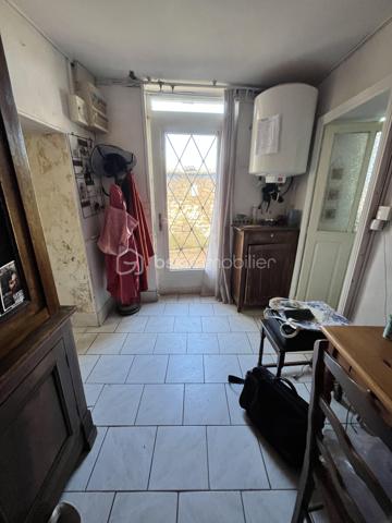 Située en plein cœur du centre-ville de La Charité sur Loire dans une rue au calme récemment réhabilitée, à deux pas des bords de Loire et des commodités (tous commerces, écoles, banques, bureau de poste, mairie etc.), à 800m de la gare, à 5min de l'autoroute A77 et à 2h des portes de Paris, nous vous présentons cette charmante maison de ville d'une superficie de 80m² répartis sur deux niveaux proposant un bel extérieur en tomettes nid d'abeille exposé plein Ouest ainsi qu'un appentis.
Caché derrière une porte en bois, un dégagement mène à une cour intimiste sans vis-à-vis proposant un appentis au fond, et sur la droite l'accès à la partie habitable. L'entrée/bureau dessert sur la gauche une cuisine équipée et aménagée de 10m² et sur la droite une pièce de vie lumineuse et accueillante de 20m² bénéficiant d'un poêle à bois pour de belles soirées d'hiver au coin du feu. Depuis cette pièce de vie, vous accèderez à un escalier menant à l'étage via un palier desservant sur la gauche une chambre de 14m² avec cabinet de toilette, en face une salle d'eau avec WC et sur la droite deux chambres lumineuses en enfilade de 9m² et 11m² respectivement dont l'une proposant une belle vue sur les toits de la Charité ainsi qu'une cheminée en marbre. 

Les sols de cette maison sont en carrelage (entrée), en mosaïque (cuisine), en tomette ancienne (pièce de vie) ou en plancher chêne peint (étage).
Elle est munie d'un mode de chauffage de type poêle à bois ainsi que de radiateurs électriques récents en appoint, d'un ballon de production d'eau chaude sanitaire de 100 litres ainsi que d'un détecteur de fumée.
Ce bien dispose d'huisseries en double vitrage bois, de persiennes métalliques, de combles parfaitement isolés, d'une toiture en petites tuiles plates ou tuiles mécaniques béton en très bon état. 

Côté énergie, ce bien bénéficie de la très bonne note de D au niveau du DPE (Diagnostic de Performance Énergétique), ce qui en fait un logement peu énergivore, et B au niveau des GES (Gaz à Effet de Serre), ce qui en fait un logement très peu polluant.

Côté internet, cette maison est raccordée à la fibre optique.

Côté extérieur, vous pourrez profiter d'une jolie cour paisible à l'abri des regards ainsi que d'un appentis avec toiture en shingle.

Les plus de ce bien :
Sa qualité générale, son emplacement idéal, son charme typique des maisons anciennes, son mode de chauffage économique et son extérieur. 

Photos supplémentaires disponibles sur BSK IMMOBILIER > Nos conseillers > Inès RÉMOND
Pour tout renseignement complémentaire ou pour une visite, contactez moi au 07.87.29.70.92.

Idéal pour un pied à terre en plein centre, pour une résidence secondaire ou bien pour un investissement locatif, ce bien rare sur le secteur et habitable de suite est un vrai coup de cœur, une belle opportunité à saisir, elle n'attend que vous !!!