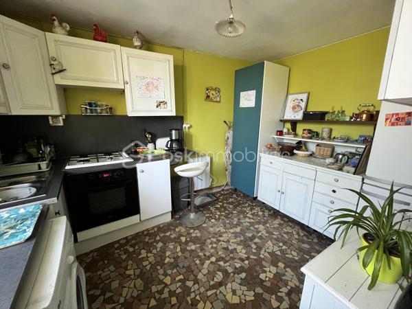 Située en plein cœur du centre-ville de La Charité sur Loire dans une rue au calme récemment réhabilitée, à deux pas des bords de Loire et des commodités (tous commerces, écoles, banques, bureau de poste, mairie etc.), à 800m de la gare, à 5min de l'autoroute A77 et à 2h des portes de Paris, nous vous présentons cette charmante maison de ville d'une superficie de 80m² répartis sur deux niveaux proposant un bel extérieur en tomettes nid d'abeille exposé plein Ouest ainsi qu'un appentis.
Caché derrière une porte en bois, un dégagement mène à une cour intimiste sans vis-à-vis proposant un appentis au fond, et sur la droite l'accès à la partie habitable. L'entrée/bureau dessert sur la gauche une cuisine équipée et aménagée de 10m² et sur la droite une pièce de vie lumineuse et accueillante de 20m² bénéficiant d'un poêle à bois pour de belles soirées d'hiver au coin du feu. Depuis cette pièce de vie, vous accèderez à un escalier menant à l'étage via un palier desservant sur la gauche une chambre de 14m² avec cabinet de toilette, en face une salle d'eau avec WC et sur la droite deux chambres lumineuses en enfilade de 9m² et 11m² respectivement dont l'une proposant une belle vue sur les toits de la Charité ainsi qu'une cheminée en marbre. 

Les sols de cette maison sont en carrelage (entrée), en mosaïque (cuisine), en tomette ancienne (pièce de vie) ou en plancher chêne peint (étage).
Elle est munie d'un mode de chauffage de type poêle à bois ainsi que de radiateurs électriques récents en appoint, d'un ballon de production d'eau chaude sanitaire de 100 litres ainsi que d'un détecteur de fumée.
Ce bien dispose d'huisseries en double vitrage bois, de persiennes métalliques, de combles parfaitement isolés, d'une toiture en petites tuiles plates ou tuiles mécaniques béton en très bon état. 

Côté énergie, ce bien bénéficie de la très bonne note de D au niveau du DPE (Diagnostic de Performance Énergétique), ce qui en fait un logement peu énergivore, et B au niveau des GES (Gaz à Effet de Serre), ce qui en fait un logement très peu polluant.

Côté internet, cette maison est raccordée à la fibre optique.

Côté extérieur, vous pourrez profiter d'une jolie cour paisible à l'abri des regards ainsi que d'un appentis avec toiture en shingle.

Les plus de ce bien :
Sa qualité générale, son emplacement idéal, son charme typique des maisons anciennes, son mode de chauffage économique et son extérieur. 

Photos supplémentaires disponibles sur BSK IMMOBILIER > Nos conseillers > Inès RÉMOND
Pour tout renseignement complémentaire ou pour une visite, contactez moi au 07.87.29.70.92.

Idéal pour un pied à terre en plein centre, pour une résidence secondaire ou bien pour un investissement locatif, ce bien rare sur le secteur et habitable de suite est un vrai coup de cœur, une belle opportunité à saisir, elle n'attend que vous !!!