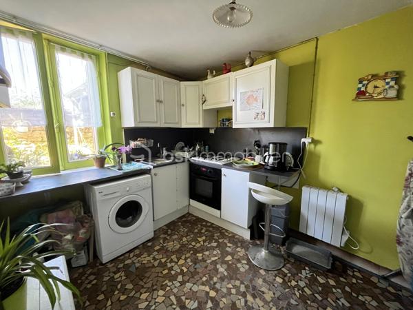 Située en plein cœur du centre-ville de La Charité sur Loire dans une rue au calme récemment réhabilitée, à deux pas des bords de Loire et des commodités (tous commerces, écoles, banques, bureau de poste, mairie etc.), à 800m de la gare, à 5min de l'autoroute A77 et à 2h des portes de Paris, nous vous présentons cette charmante maison de ville d'une superficie de 80m² répartis sur deux niveaux proposant un bel extérieur en tomettes nid d'abeille exposé plein Ouest ainsi qu'un appentis.
Caché derrière une porte en bois, un dégagement mène à une cour intimiste sans vis-à-vis proposant un appentis au fond, et sur la droite l'accès à la partie habitable. L'entrée/bureau dessert sur la gauche une cuisine équipée et aménagée de 10m² et sur la droite une pièce de vie lumineuse et accueillante de 20m² bénéficiant d'un poêle à bois pour de belles soirées d'hiver au coin du feu. Depuis cette pièce de vie, vous accèderez à un escalier menant à l'étage via un palier desservant sur la gauche une chambre de 14m² avec cabinet de toilette, en face une salle d'eau avec WC et sur la droite deux chambres lumineuses en enfilade de 9m² et 11m² respectivement dont l'une proposant une belle vue sur les toits de la Charité ainsi qu'une cheminée en marbre. 

Les sols de cette maison sont en carrelage (entrée), en mosaïque (cuisine), en tomette ancienne (pièce de vie) ou en plancher chêne peint (étage).
Elle est munie d'un mode de chauffage de type poêle à bois ainsi que de radiateurs électriques récents en appoint, d'un ballon de production d'eau chaude sanitaire de 100 litres ainsi que d'un détecteur de fumée.
Ce bien dispose d'huisseries en double vitrage bois, de persiennes métalliques, de combles parfaitement isolés, d'une toiture en petites tuiles plates ou tuiles mécaniques béton en très bon état. 

Côté énergie, ce bien bénéficie de la très bonne note de D au niveau du DPE (Diagnostic de Performance Énergétique), ce qui en fait un logement peu énergivore, et B au niveau des GES (Gaz à Effet de Serre), ce qui en fait un logement très peu polluant.

Côté internet, cette maison est raccordée à la fibre optique.

Côté extérieur, vous pourrez profiter d'une jolie cour paisible à l'abri des regards ainsi que d'un appentis avec toiture en shingle.

Les plus de ce bien :
Sa qualité générale, son emplacement idéal, son charme typique des maisons anciennes, son mode de chauffage économique et son extérieur. 

Photos supplémentaires disponibles sur BSK IMMOBILIER > Nos conseillers > Inès RÉMOND
Pour tout renseignement complémentaire ou pour une visite, contactez moi au 07.87.29.70.92.

Idéal pour un pied à terre en plein centre, pour une résidence secondaire ou bien pour un investissement locatif, ce bien rare sur le secteur et habitable de suite est un vrai coup de cœur, une belle opportunité à saisir, elle n'attend que vous !!!