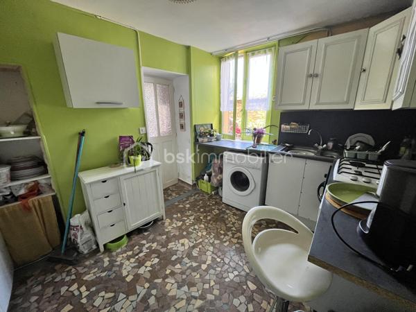 Située en plein cœur du centre-ville de La Charité sur Loire dans une rue au calme récemment réhabilitée, à deux pas des bords de Loire et des commodités (tous commerces, écoles, banques, bureau de poste, mairie etc.), à 800m de la gare, à 5min de l'autoroute A77 et à 2h des portes de Paris, nous vous présentons cette charmante maison de ville d'une superficie de 80m² répartis sur deux niveaux proposant un bel extérieur en tomettes nid d'abeille exposé plein Ouest ainsi qu'un appentis.
Caché derrière une porte en bois, un dégagement mène à une cour intimiste sans vis-à-vis proposant un appentis au fond, et sur la droite l'accès à la partie habitable. L'entrée/bureau dessert sur la gauche une cuisine équipée et aménagée de 10m² et sur la droite une pièce de vie lumineuse et accueillante de 20m² bénéficiant d'un poêle à bois pour de belles soirées d'hiver au coin du feu. Depuis cette pièce de vie, vous accèderez à un escalier menant à l'étage via un palier desservant sur la gauche une chambre de 14m² avec cabinet de toilette, en face une salle d'eau avec WC et sur la droite deux chambres lumineuses en enfilade de 9m² et 11m² respectivement dont l'une proposant une belle vue sur les toits de la Charité ainsi qu'une cheminée en marbre. 

Les sols de cette maison sont en carrelage (entrée), en mosaïque (cuisine), en tomette ancienne (pièce de vie) ou en plancher chêne peint (étage).
Elle est munie d'un mode de chauffage de type poêle à bois ainsi que de radiateurs électriques récents en appoint, d'un ballon de production d'eau chaude sanitaire de 100 litres ainsi que d'un détecteur de fumée.
Ce bien dispose d'huisseries en double vitrage bois, de persiennes métalliques, de combles parfaitement isolés, d'une toiture en petites tuiles plates ou tuiles mécaniques béton en très bon état. 

Côté énergie, ce bien bénéficie de la très bonne note de D au niveau du DPE (Diagnostic de Performance Énergétique), ce qui en fait un logement peu énergivore, et B au niveau des GES (Gaz à Effet de Serre), ce qui en fait un logement très peu polluant.

Côté internet, cette maison est raccordée à la fibre optique.

Côté extérieur, vous pourrez profiter d'une jolie cour paisible à l'abri des regards ainsi que d'un appentis avec toiture en shingle.

Les plus de ce bien :
Sa qualité générale, son emplacement idéal, son charme typique des maisons anciennes, son mode de chauffage économique et son extérieur. 

Photos supplémentaires disponibles sur BSK IMMOBILIER > Nos conseillers > Inès RÉMOND
Pour tout renseignement complémentaire ou pour une visite, contactez moi au 07.87.29.70.92.

Idéal pour un pied à terre en plein centre, pour une résidence secondaire ou bien pour un investissement locatif, ce bien rare sur le secteur et habitable de suite est un vrai coup de cœur, une belle opportunité à saisir, elle n'attend que vous !!!