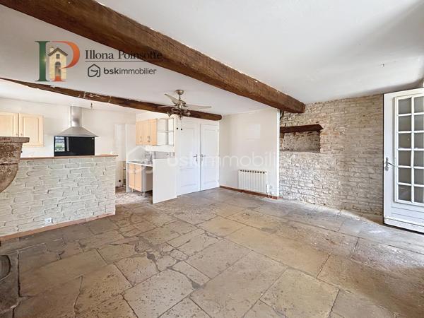 À Poilly-sur-Serein, dans un environnement calme et agréable entre Chablis et Tonnerre, découvrez cette maison de village d’environ 80 m² qui offre une belle capacité d’hébergement répartie sur trois niveaux.

Le rez-de-chaussée se compose d’une pièce de vie chaleureuse agrémentée d’un poêle à bois, ainsi que d’une cuisine ouverte, aménagée et équipée.

Le premier étage dessert deux chambres et une salle de bain. Au second étage, vous retrouverez deux chambres supplémentaires ainsi qu’une seconde salle de bain. Les aménagements de ce niveau ont déjà été réalisés, seuls les travaux de peinture du couloir et de la salle de bain restent à finaliser.

Les menuiseries sont en double vitrage bois et le chauffage est assuré par des radiateurs électriques à inertie sèche complétés par le poêle à bois.

Située dans un secteur apprécié entre vignobles, campagne et patrimoine bourguignon, cette maison est une belle opportunité pour un premier achat, un pied-à-terre ou un investissement locatif : Elle offre une organisation pratique et fonctionnelle, avec l’avantage de charges maîtrisées.