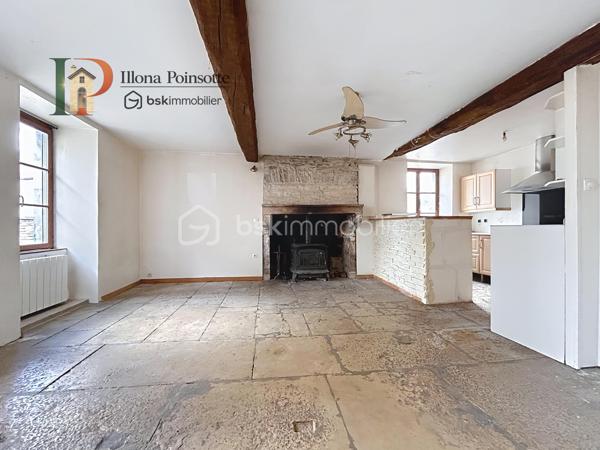 À Poilly-sur-Serein, dans un environnement calme et agréable entre Chablis et Tonnerre, découvrez cette maison de village d’environ 80 m² qui offre une belle capacité d’hébergement répartie sur trois niveaux.

Le rez-de-chaussée se compose d’une pièce de vie chaleureuse agrémentée d’un poêle à bois, ainsi que d’une cuisine ouverte, aménagée et équipée.

Le premier étage dessert deux chambres et une salle de bain. Au second étage, vous retrouverez deux chambres supplémentaires ainsi qu’une seconde salle de bain. Les aménagements de ce niveau ont déjà été réalisés, seuls les travaux de peinture du couloir et de la salle de bain restent à finaliser.

Les menuiseries sont en double vitrage bois et le chauffage est assuré par des radiateurs électriques à inertie sèche complétés par le poêle à bois.

Située dans un secteur apprécié entre vignobles, campagne et patrimoine bourguignon, cette maison est une belle opportunité pour un premier achat, un pied-à-terre ou un investissement locatif : Elle offre une organisation pratique et fonctionnelle, avec l’avantage de charges maîtrisées.