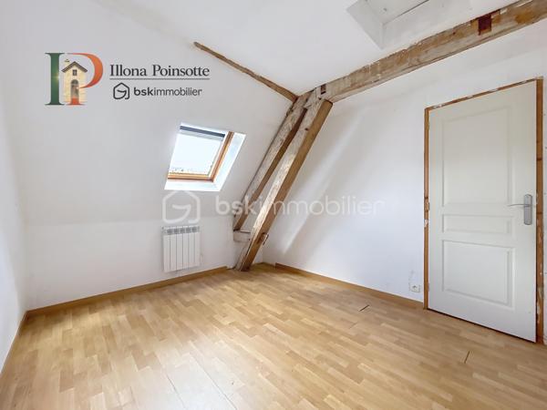 À Poilly-sur-Serein, dans un environnement calme et agréable entre Chablis et Tonnerre, découvrez cette maison de village d’environ 80 m² qui offre une belle capacité d’hébergement répartie sur trois niveaux.

Le rez-de-chaussée se compose d’une pièce de vie chaleureuse agrémentée d’un poêle à bois, ainsi que d’une cuisine ouverte, aménagée et équipée.

Le premier étage dessert deux chambres et une salle de bain. Au second étage, vous retrouverez deux chambres supplémentaires ainsi qu’une seconde salle de bain. Les aménagements de ce niveau ont déjà été réalisés, seuls les travaux de peinture du couloir et de la salle de bain restent à finaliser.

Les menuiseries sont en double vitrage bois et le chauffage est assuré par des radiateurs électriques à inertie sèche complétés par le poêle à bois.

Située dans un secteur apprécié entre vignobles, campagne et patrimoine bourguignon, cette maison est une belle opportunité pour un premier achat, un pied-à-terre ou un investissement locatif : Elle offre une organisation pratique et fonctionnelle, avec l’avantage de charges maîtrisées.