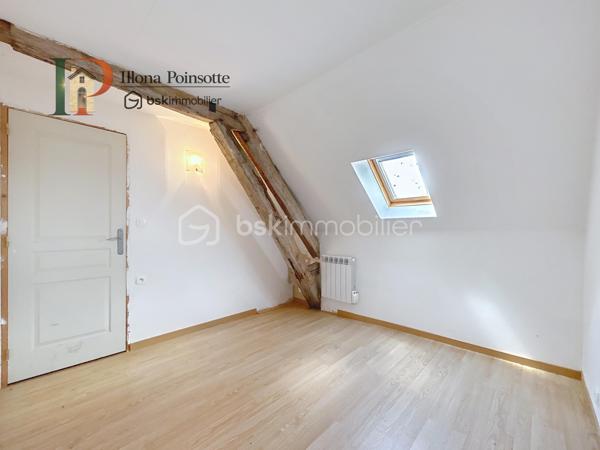 À Poilly-sur-Serein, dans un environnement calme et agréable entre Chablis et Tonnerre, découvrez cette maison de village d’environ 80 m² qui offre une belle capacité d’hébergement répartie sur trois niveaux.

Le rez-de-chaussée se compose d’une pièce de vie chaleureuse agrémentée d’un poêle à bois, ainsi que d’une cuisine ouverte, aménagée et équipée.

Le premier étage dessert deux chambres et une salle de bain. Au second étage, vous retrouverez deux chambres supplémentaires ainsi qu’une seconde salle de bain. Les aménagements de ce niveau ont déjà été réalisés, seuls les travaux de peinture du couloir et de la salle de bain restent à finaliser.

Les menuiseries sont en double vitrage bois et le chauffage est assuré par des radiateurs électriques à inertie sèche complétés par le poêle à bois.

Située dans un secteur apprécié entre vignobles, campagne et patrimoine bourguignon, cette maison est une belle opportunité pour un premier achat, un pied-à-terre ou un investissement locatif : Elle offre une organisation pratique et fonctionnelle, avec l’avantage de charges maîtrisées.
