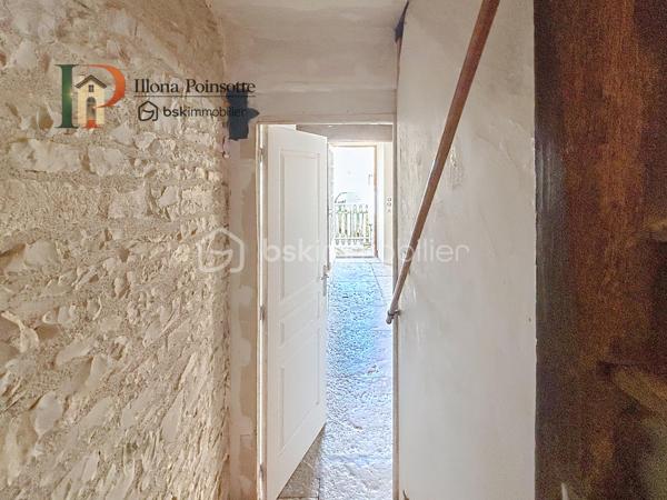 À Poilly-sur-Serein, dans un environnement calme et agréable entre Chablis et Tonnerre, découvrez cette maison de village d’environ 80 m² qui offre une belle capacité d’hébergement répartie sur trois niveaux.

Le rez-de-chaussée se compose d’une pièce de vie chaleureuse agrémentée d’un poêle à bois, ainsi que d’une cuisine ouverte, aménagée et équipée.

Le premier étage dessert deux chambres et une salle de bain. Au second étage, vous retrouverez deux chambres supplémentaires ainsi qu’une seconde salle de bain. Les aménagements de ce niveau ont déjà été réalisés, seuls les travaux de peinture du couloir et de la salle de bain restent à finaliser.

Les menuiseries sont en double vitrage bois et le chauffage est assuré par des radiateurs électriques à inertie sèche complétés par le poêle à bois.

Située dans un secteur apprécié entre vignobles, campagne et patrimoine bourguignon, cette maison est une belle opportunité pour un premier achat, un pied-à-terre ou un investissement locatif : Elle offre une organisation pratique et fonctionnelle, avec l’avantage de charges maîtrisées.