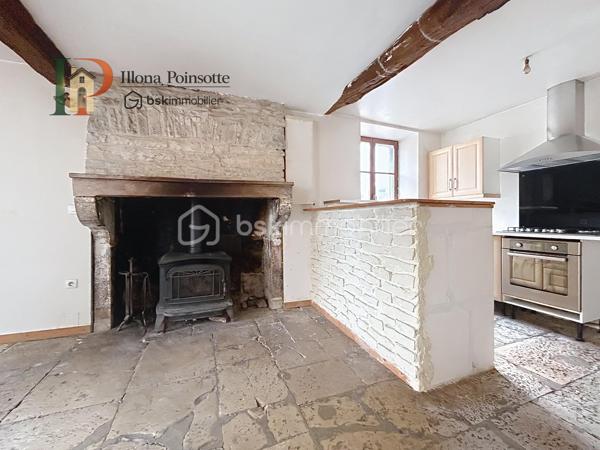 À Poilly-sur-Serein, dans un environnement calme et agréable entre Chablis et Tonnerre, découvrez cette maison de village d’environ 80 m² qui offre une belle capacité d’hébergement répartie sur trois niveaux.

Le rez-de-chaussée se compose d’une pièce de vie chaleureuse agrémentée d’un poêle à bois, ainsi que d’une cuisine ouverte, aménagée et équipée.

Le premier étage dessert deux chambres et une salle de bain. Au second étage, vous retrouverez deux chambres supplémentaires ainsi qu’une seconde salle de bain. Les aménagements de ce niveau ont déjà été réalisés, seuls les travaux de peinture du couloir et de la salle de bain restent à finaliser.

Les menuiseries sont en double vitrage bois et le chauffage est assuré par des radiateurs électriques à inertie sèche complétés par le poêle à bois.

Située dans un secteur apprécié entre vignobles, campagne et patrimoine bourguignon, cette maison est une belle opportunité pour un premier achat, un pied-à-terre ou un investissement locatif : Elle offre une organisation pratique et fonctionnelle, avec l’avantage de charges maîtrisées.