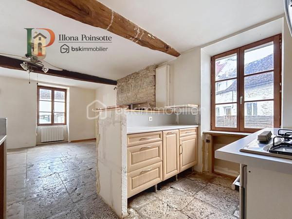 À Poilly-sur-Serein, dans un environnement calme et agréable entre Chablis et Tonnerre, découvrez cette maison de village d’environ 80 m² qui offre une belle capacité d’hébergement répartie sur trois niveaux.

Le rez-de-chaussée se compose d’une pièce de vie chaleureuse agrémentée d’un poêle à bois, ainsi que d’une cuisine ouverte, aménagée et équipée.

Le premier étage dessert deux chambres et une salle de bain. Au second étage, vous retrouverez deux chambres supplémentaires ainsi qu’une seconde salle de bain. Les aménagements de ce niveau ont déjà été réalisés, seuls les travaux de peinture du couloir et de la salle de bain restent à finaliser.

Les menuiseries sont en double vitrage bois et le chauffage est assuré par des radiateurs électriques à inertie sèche complétés par le poêle à bois.

Située dans un secteur apprécié entre vignobles, campagne et patrimoine bourguignon, cette maison est une belle opportunité pour un premier achat, un pied-à-terre ou un investissement locatif : Elle offre une organisation pratique et fonctionnelle, avec l’avantage de charges maîtrisées.